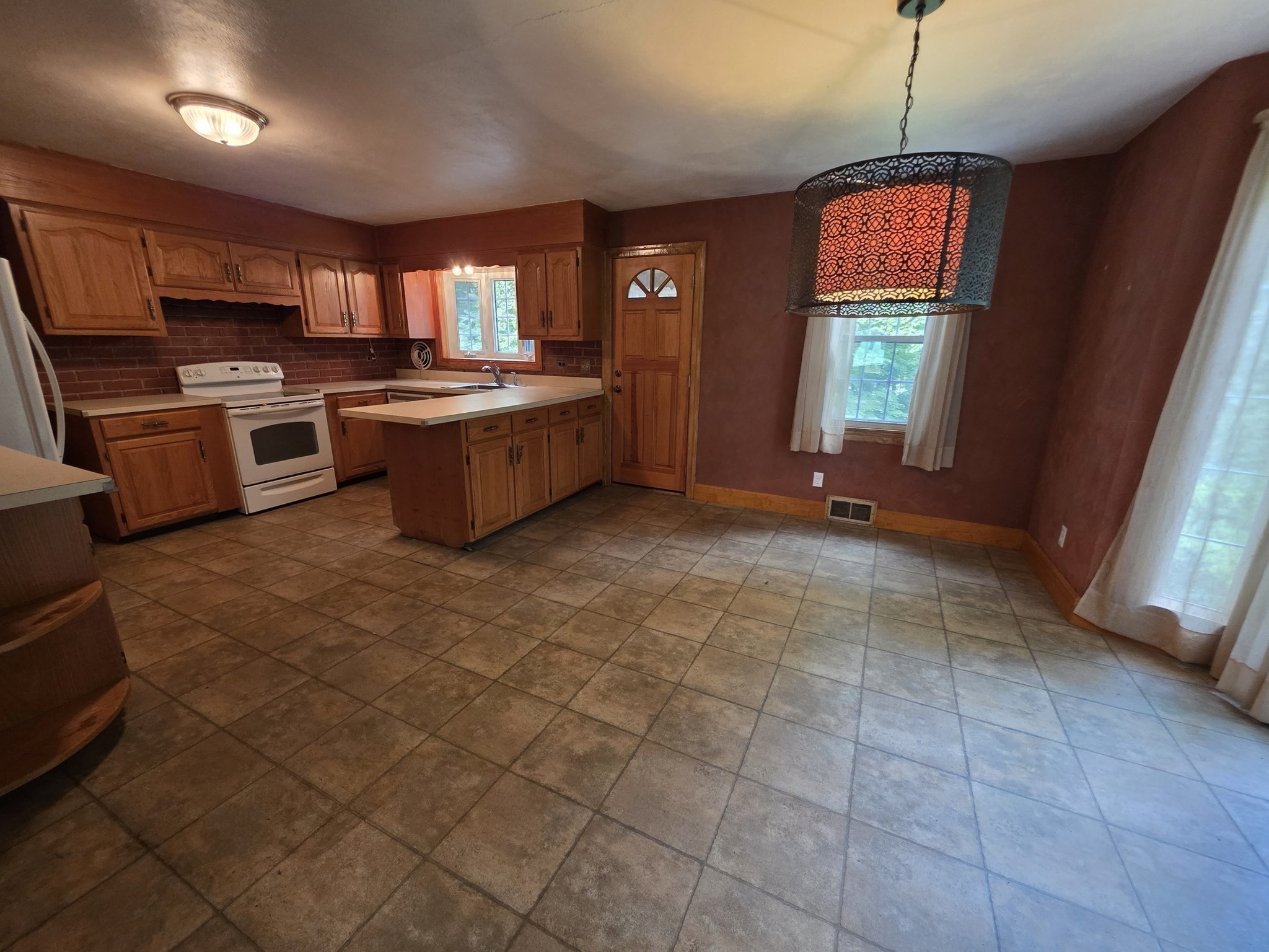 947 Main St Property Photo 5