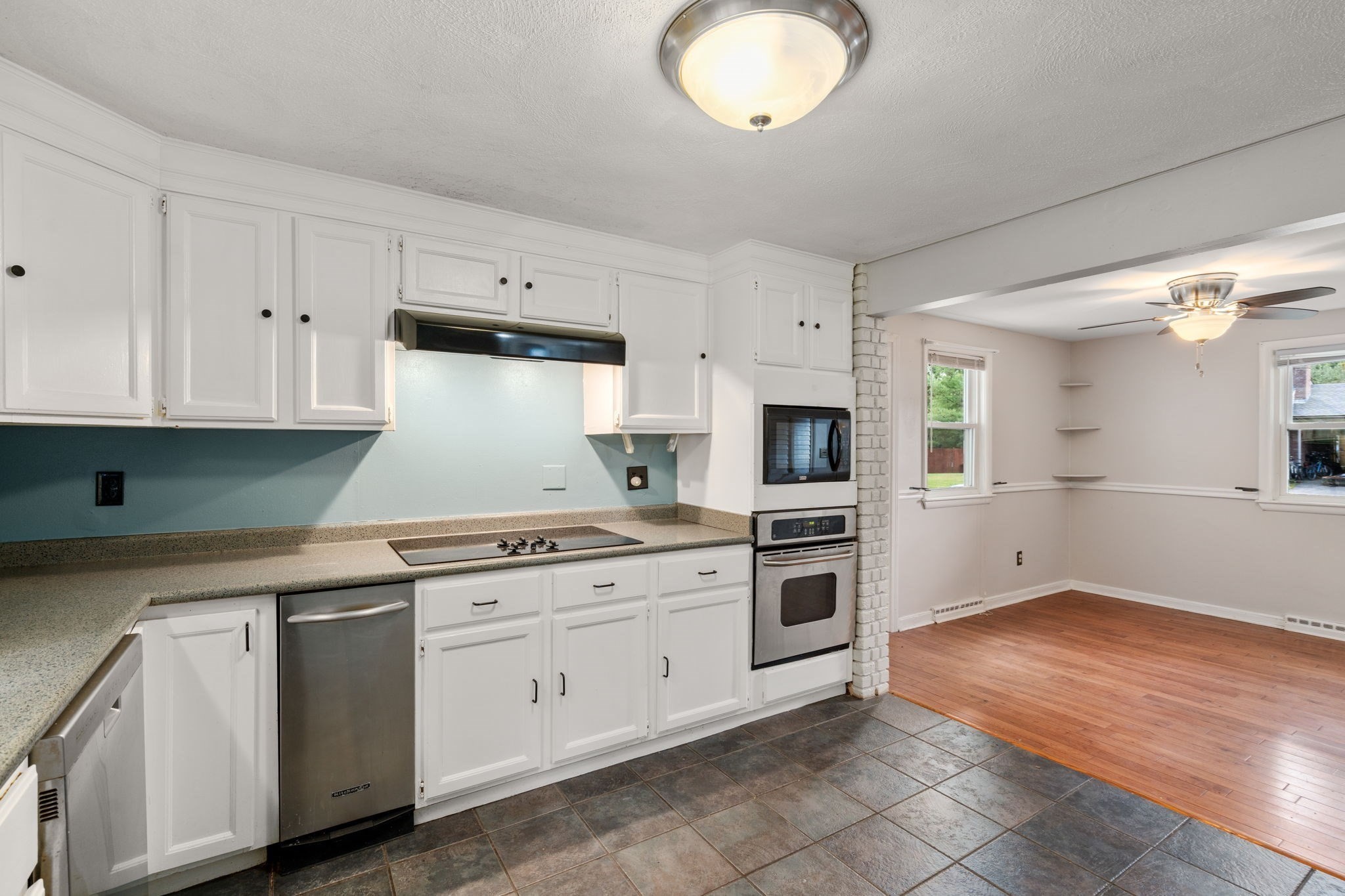 11 Munroe Dr Property Photo 4