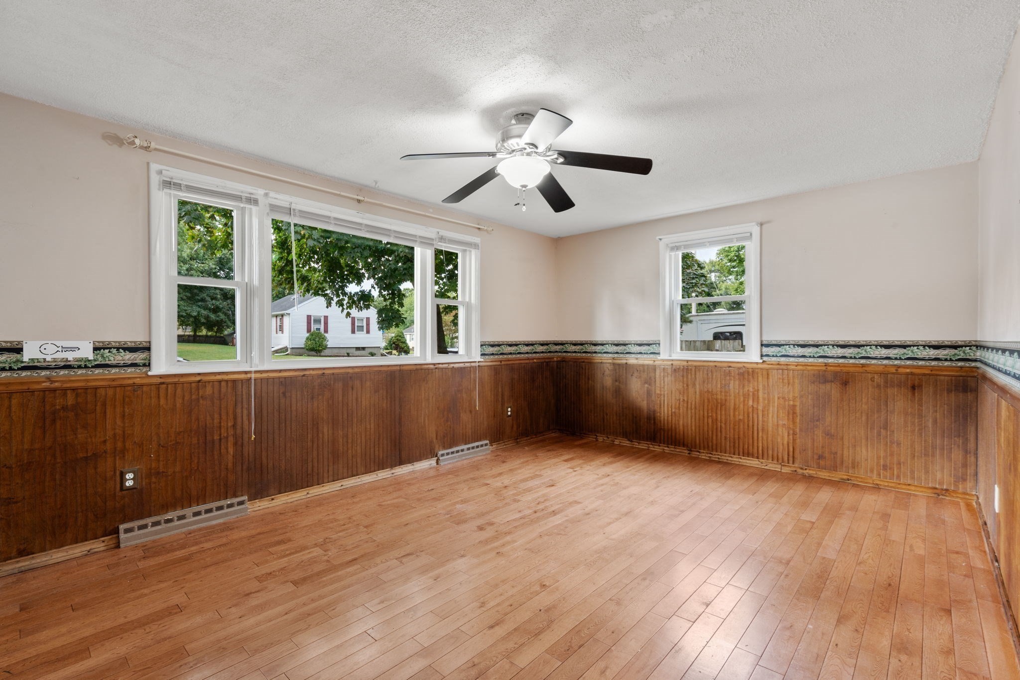 11 Munroe Dr Property Photo 8