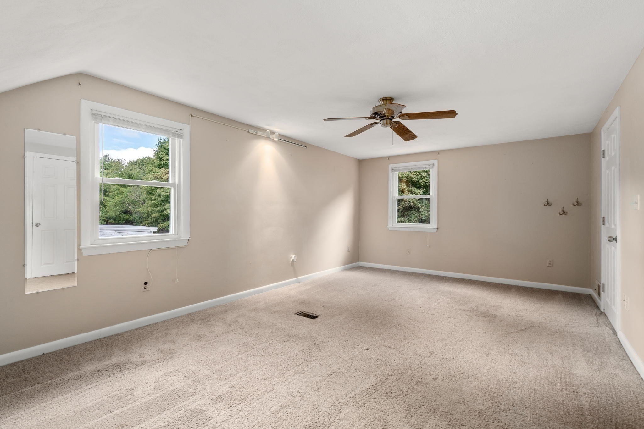 11 Munroe Dr Property Photo 21