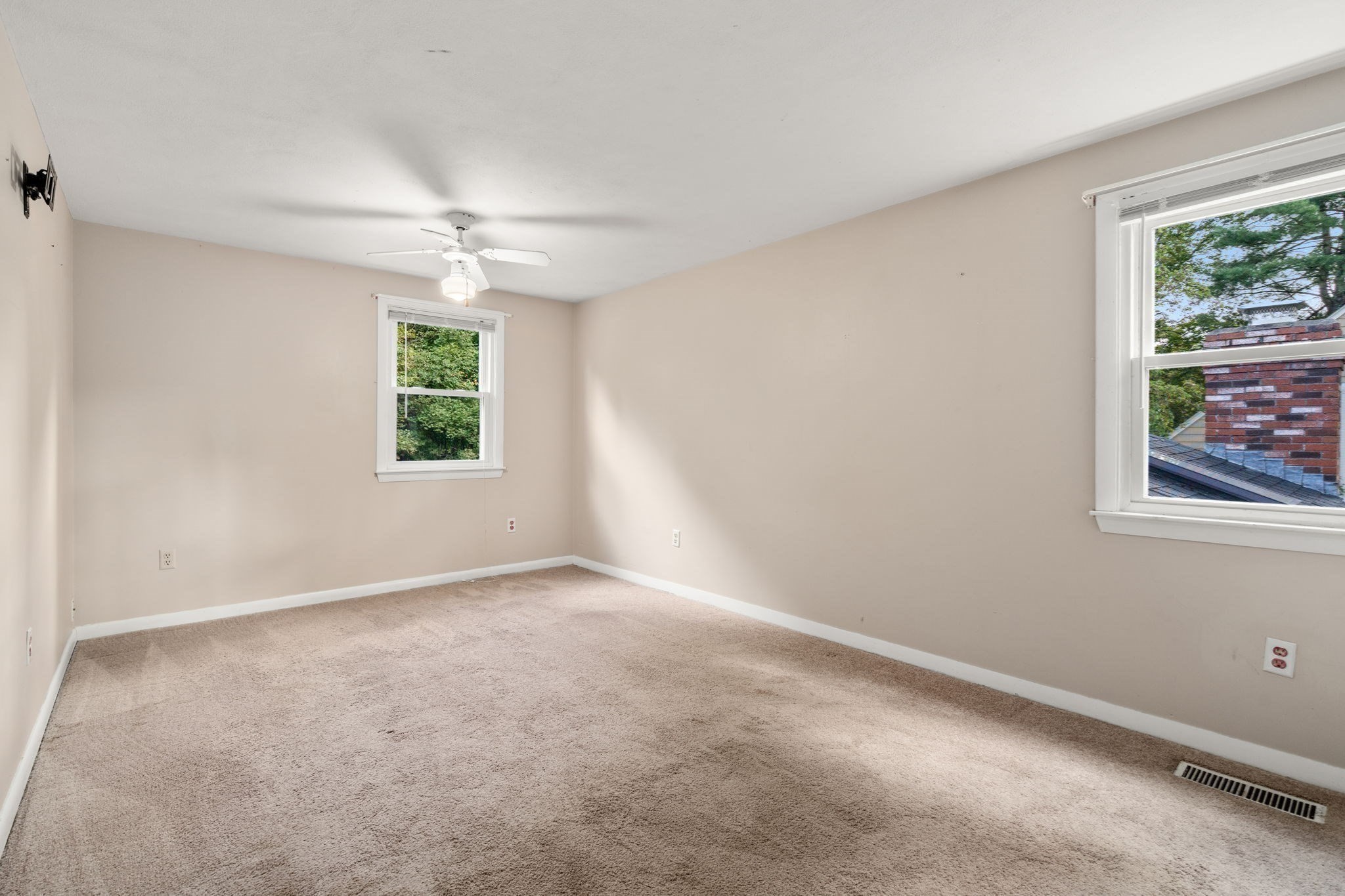 11 Munroe Dr Property Photo 23