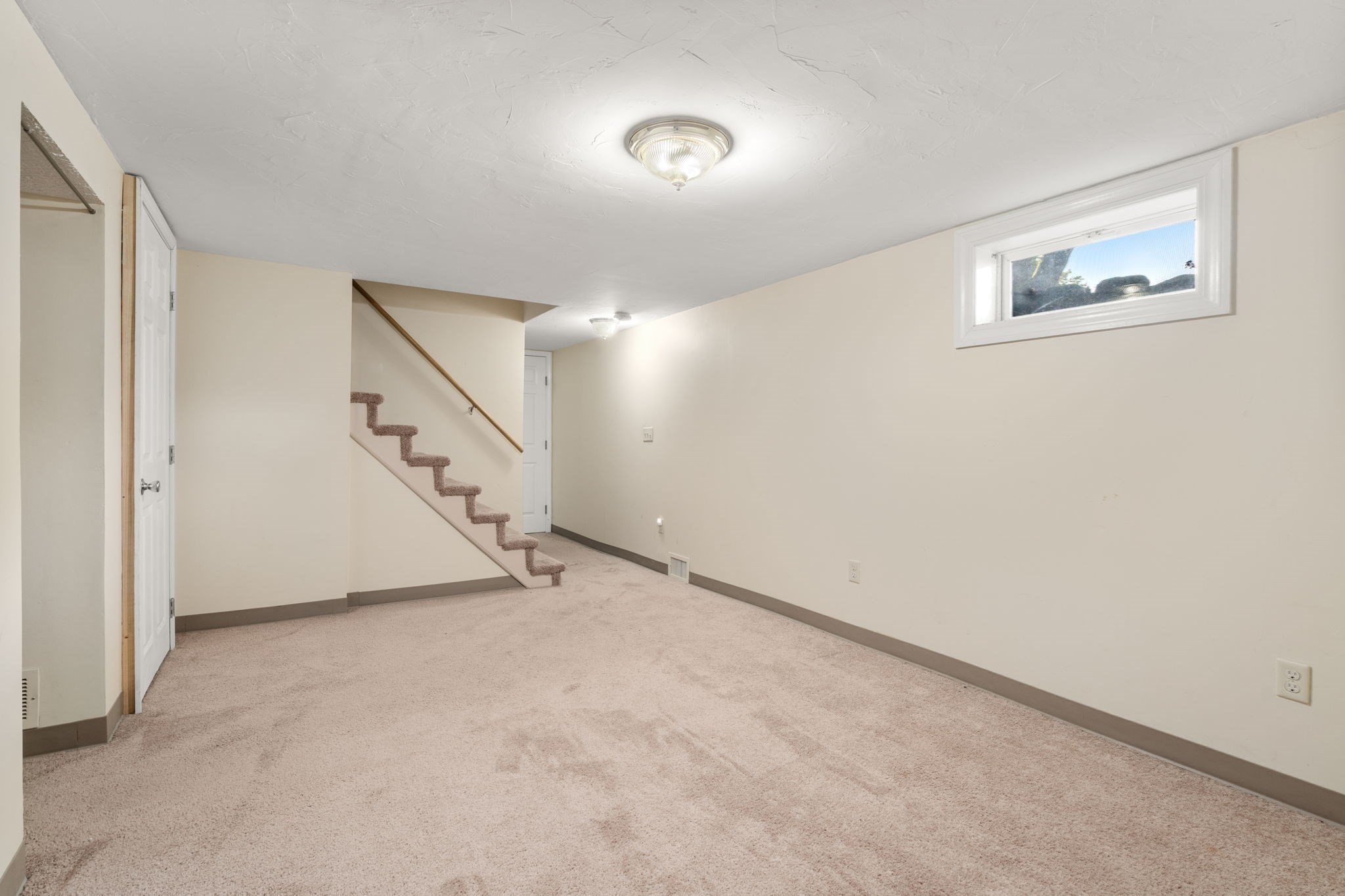 11 Munroe Dr Property Photo 25