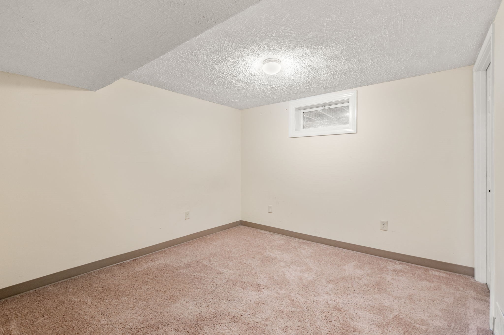 11 Munroe Dr Property Photo 27
