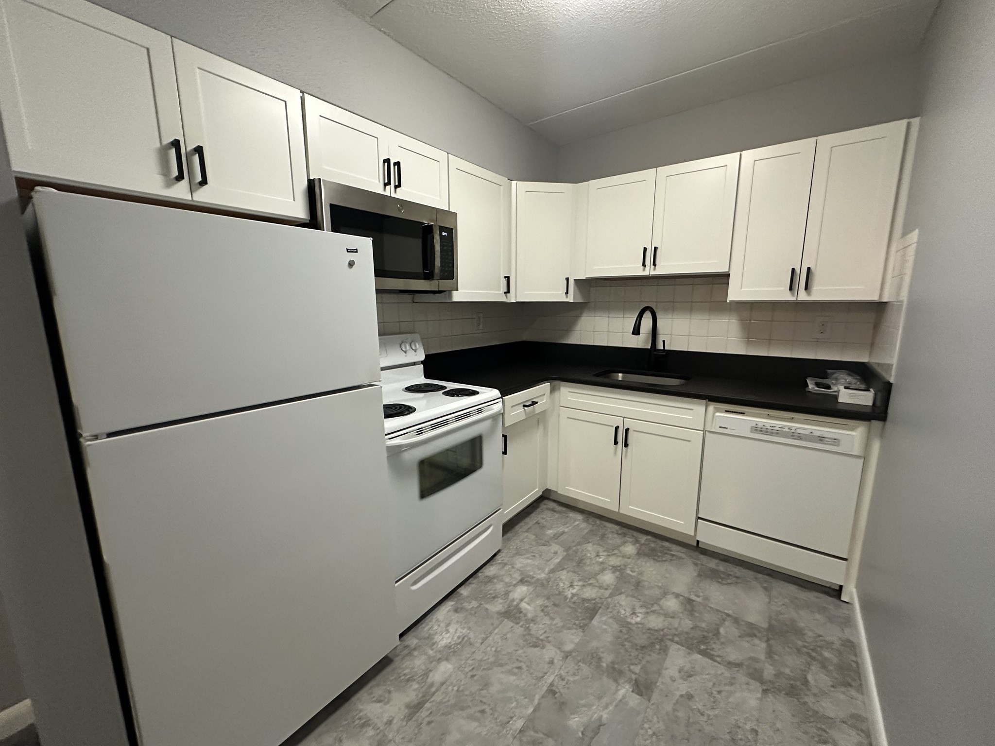 49 Windsor Dr # 108 Property Photo 2