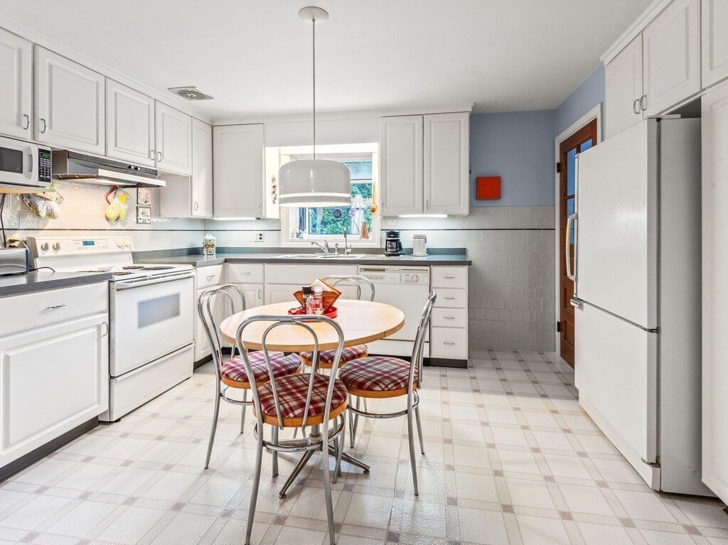 230 Brattle St Property Photo 4