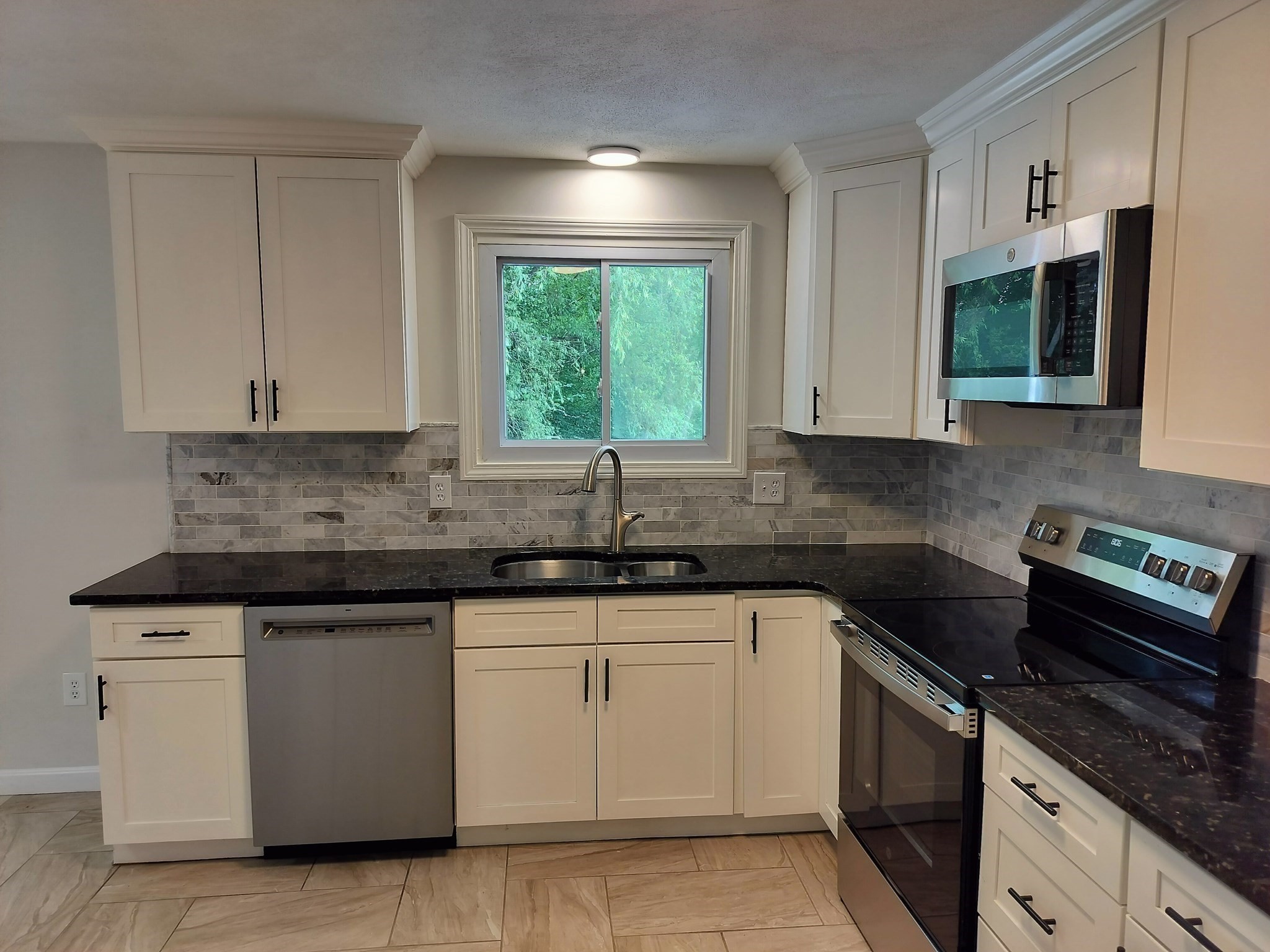 218 Pleasant St Property Photo 6