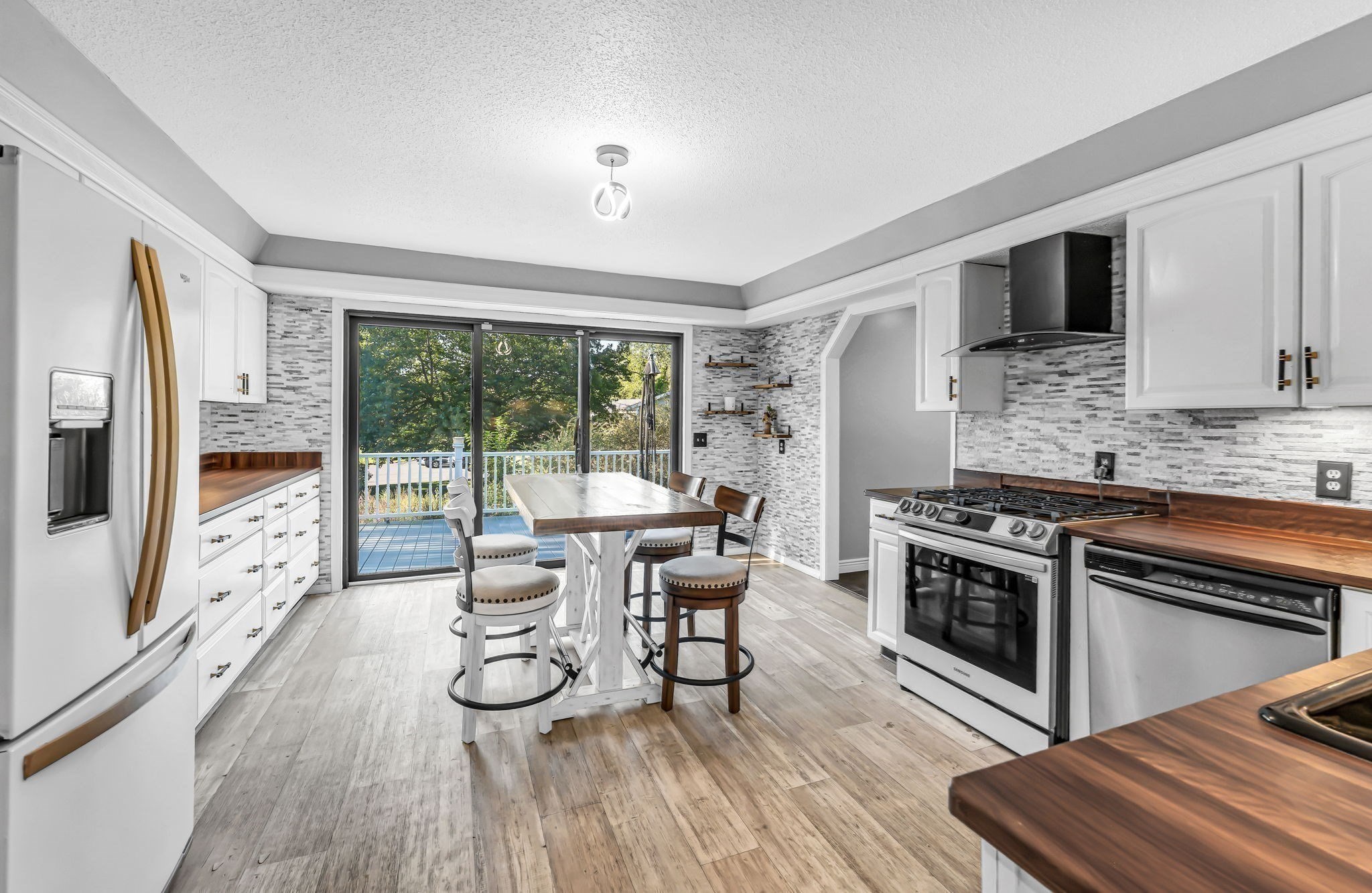 10 Robert Dr Property Photo 4