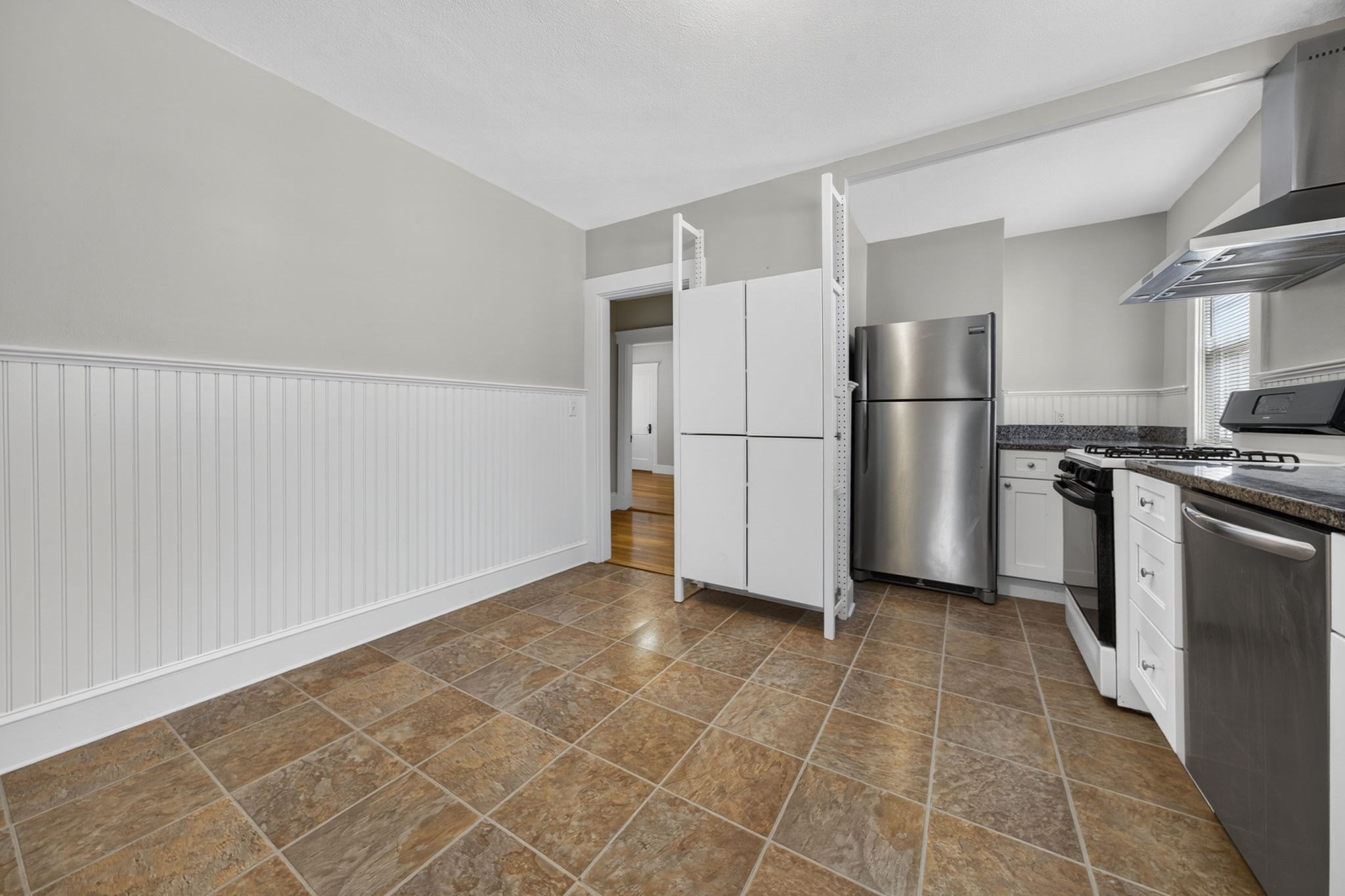 156 West Adams St # 2 Property Photo 3
