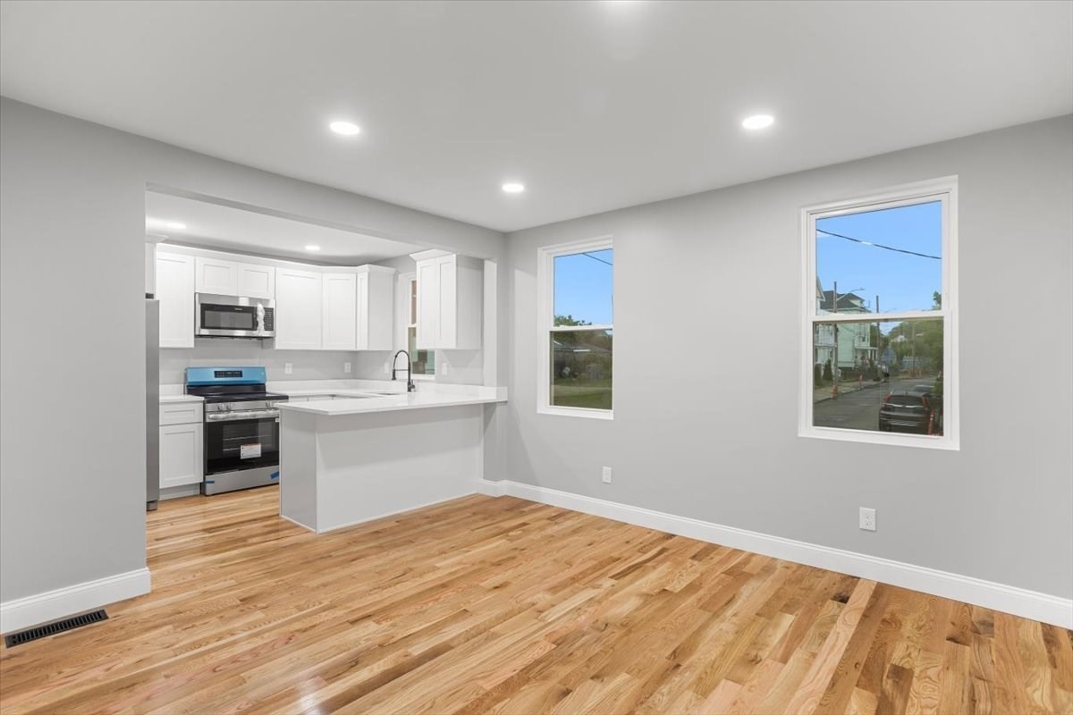 28 Potters Ave Property Photo 7