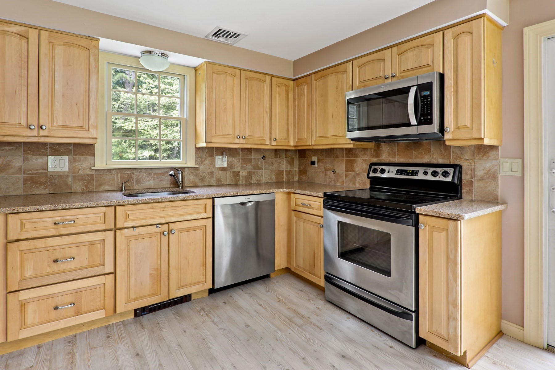 378 Ames Way Property Photo 3