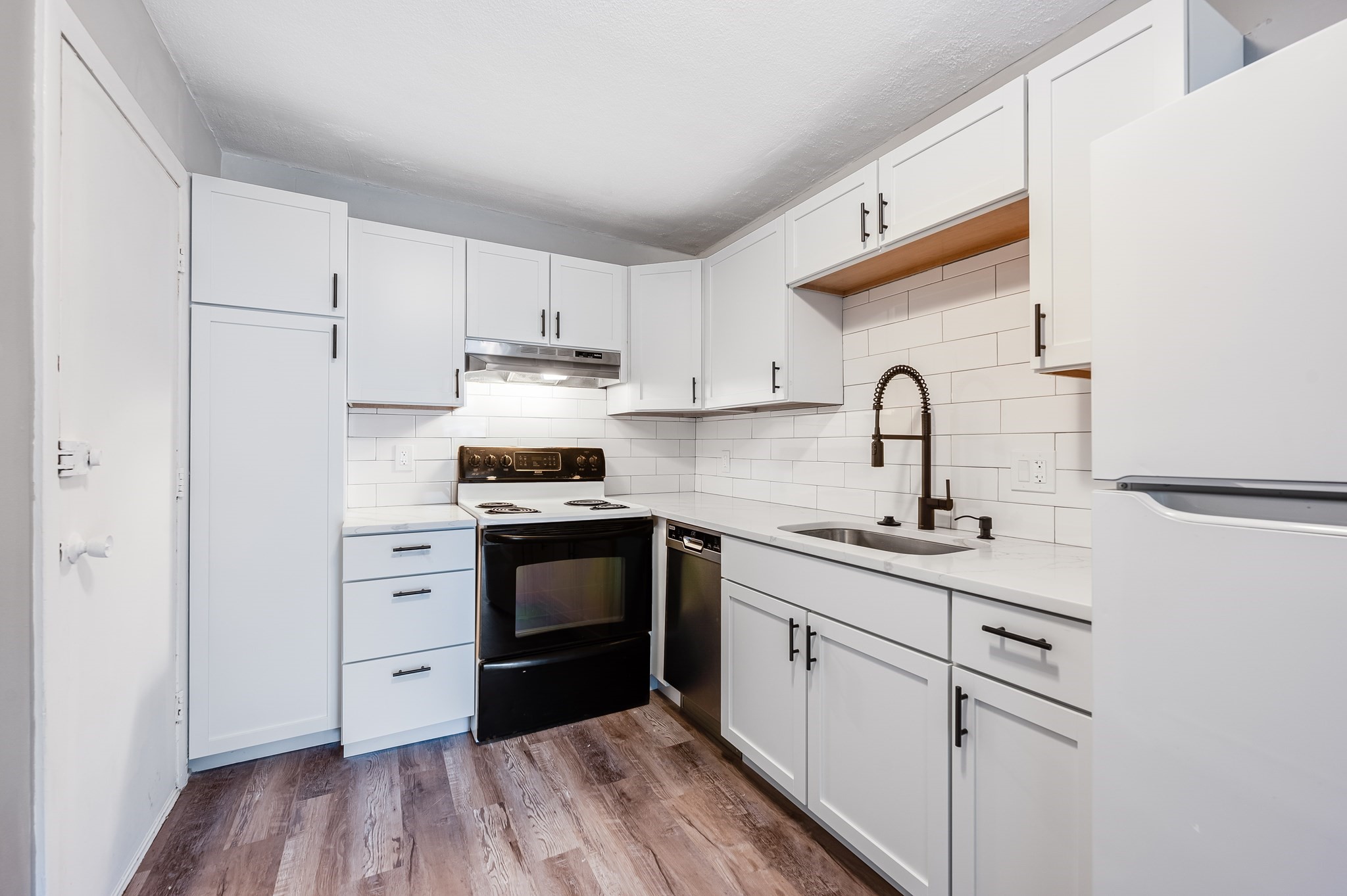 16 Waldemar Ave # 104 Property Photo 13