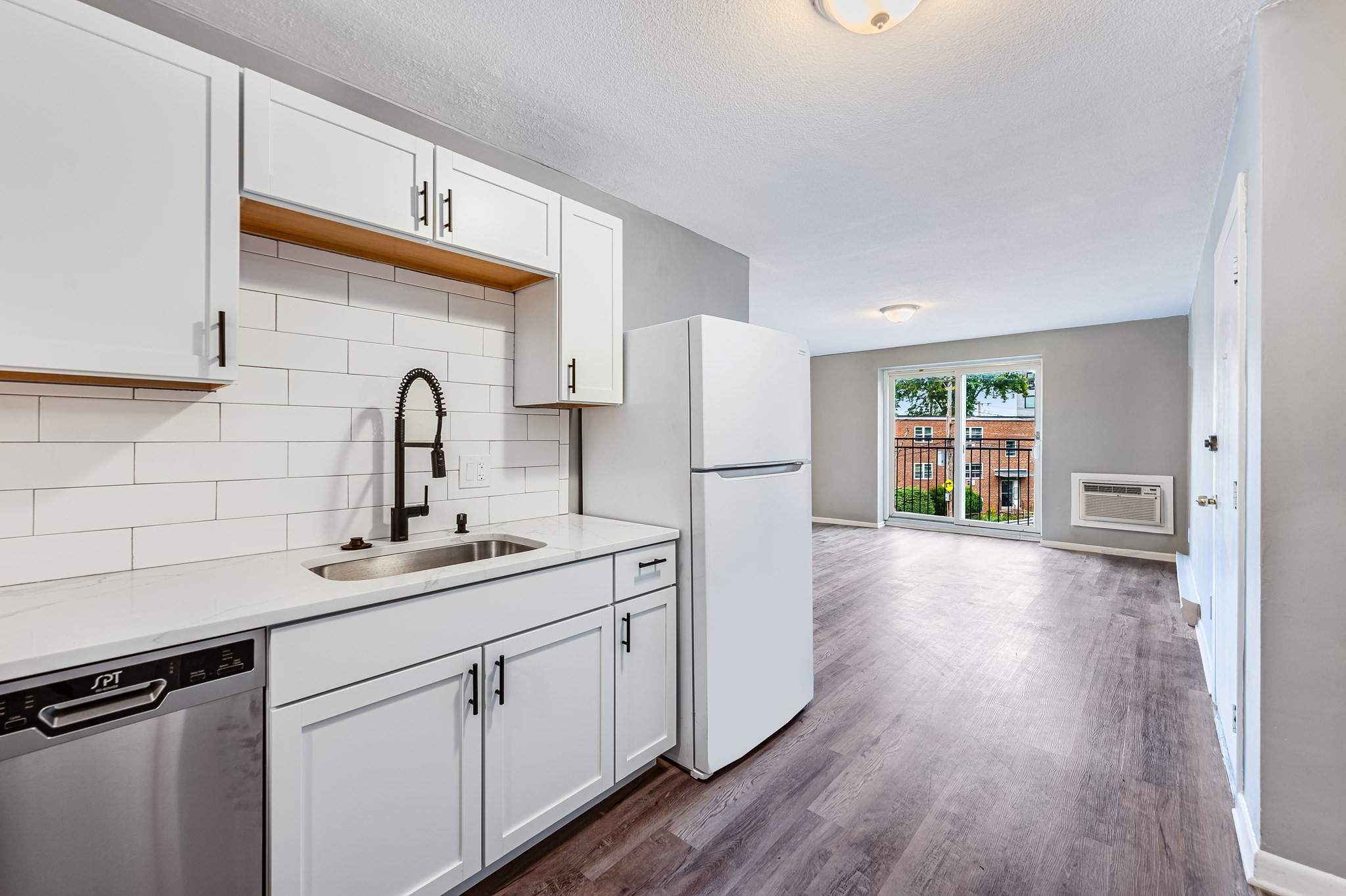 16 Waldemar Ave # 104 Property Photo 16