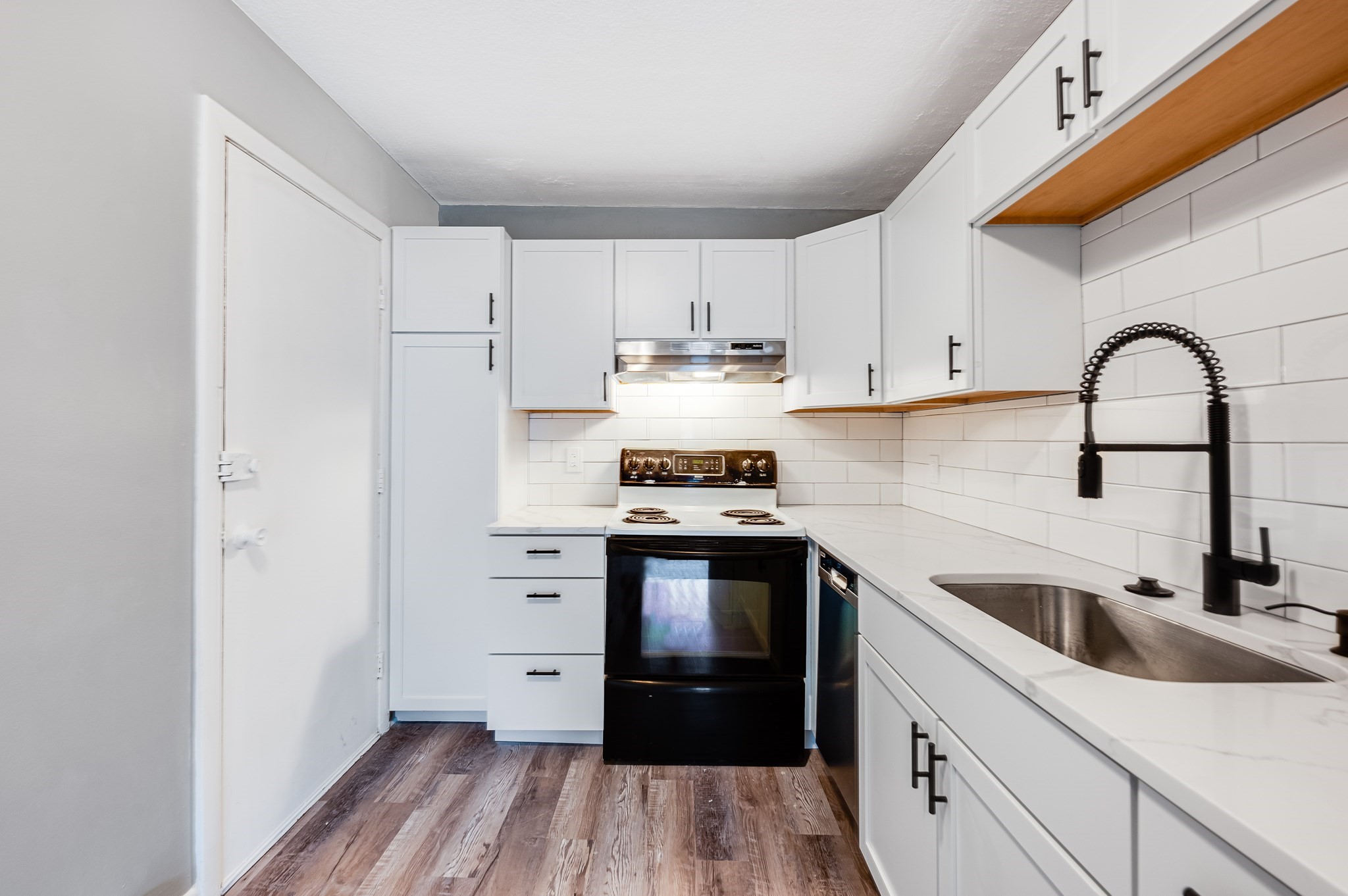 16 Waldemar Ave # 104 Property Photo 17