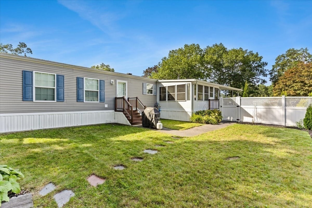 17 Deer Hill Ln Property Photo 1