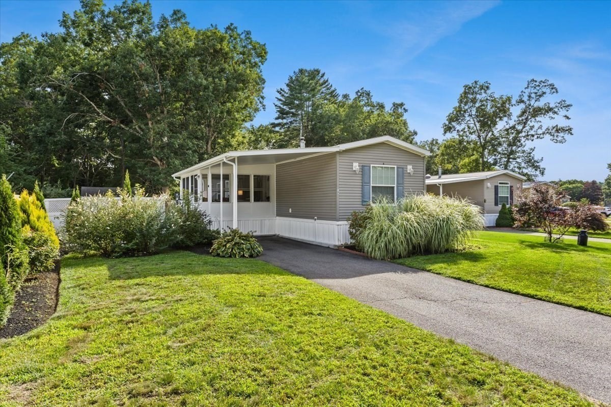 17 Deer Hill Ln Property Photo 4