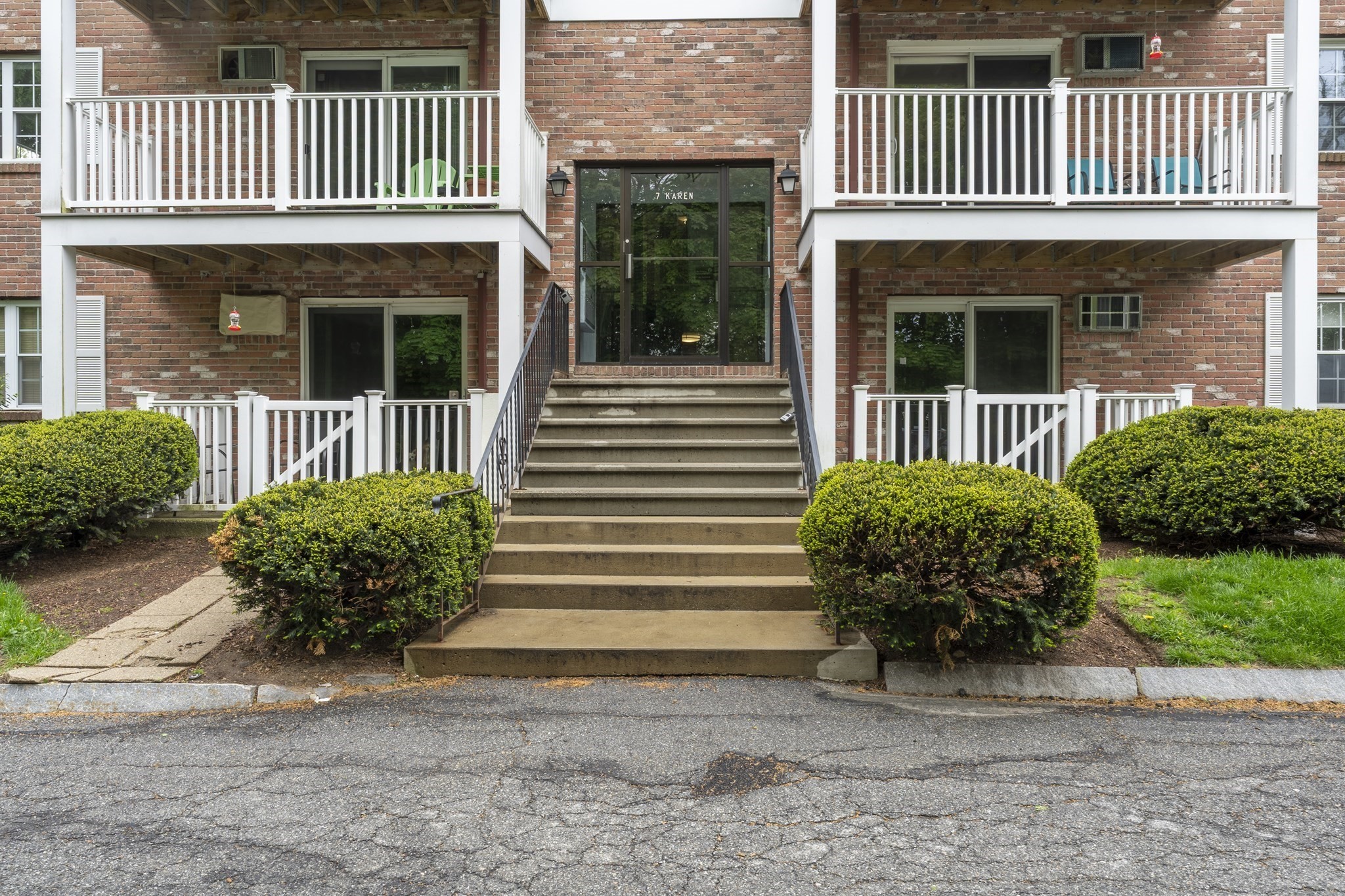 7 Karen Circle # 2a Property Photo 1