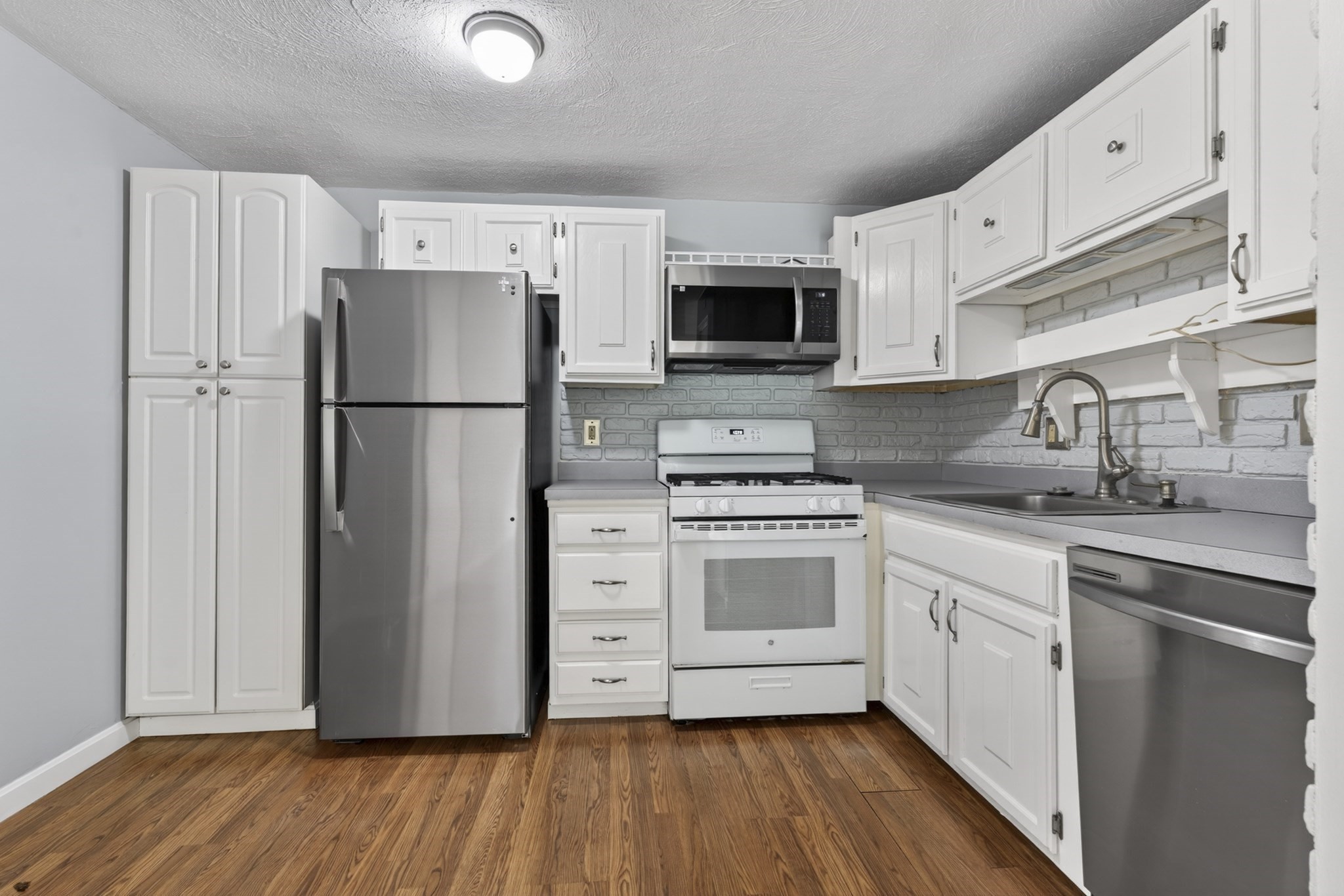 7 Karen Circle # 2a Property Photo 2
