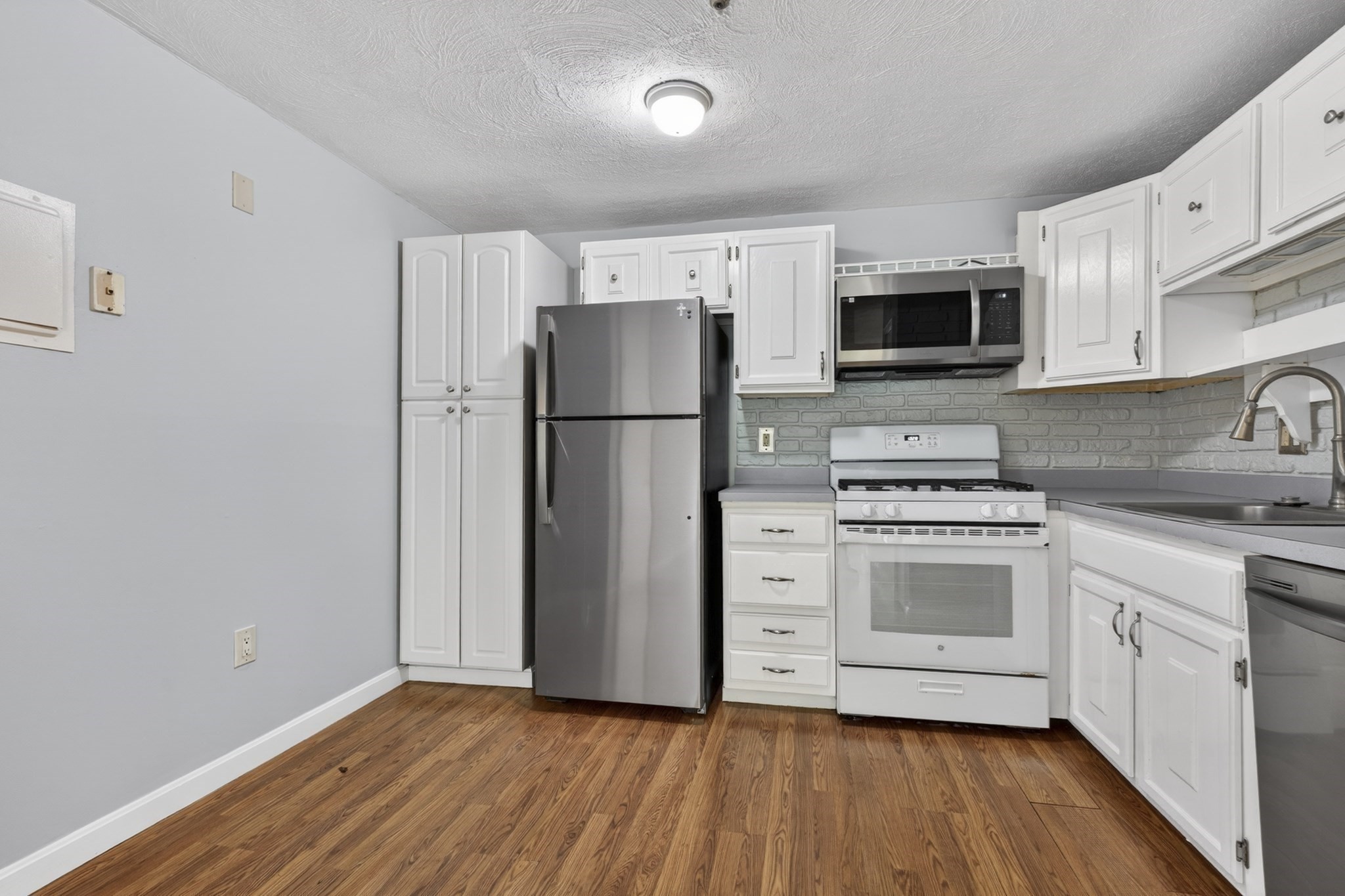 7 Karen Circle # 2a Property Photo 3
