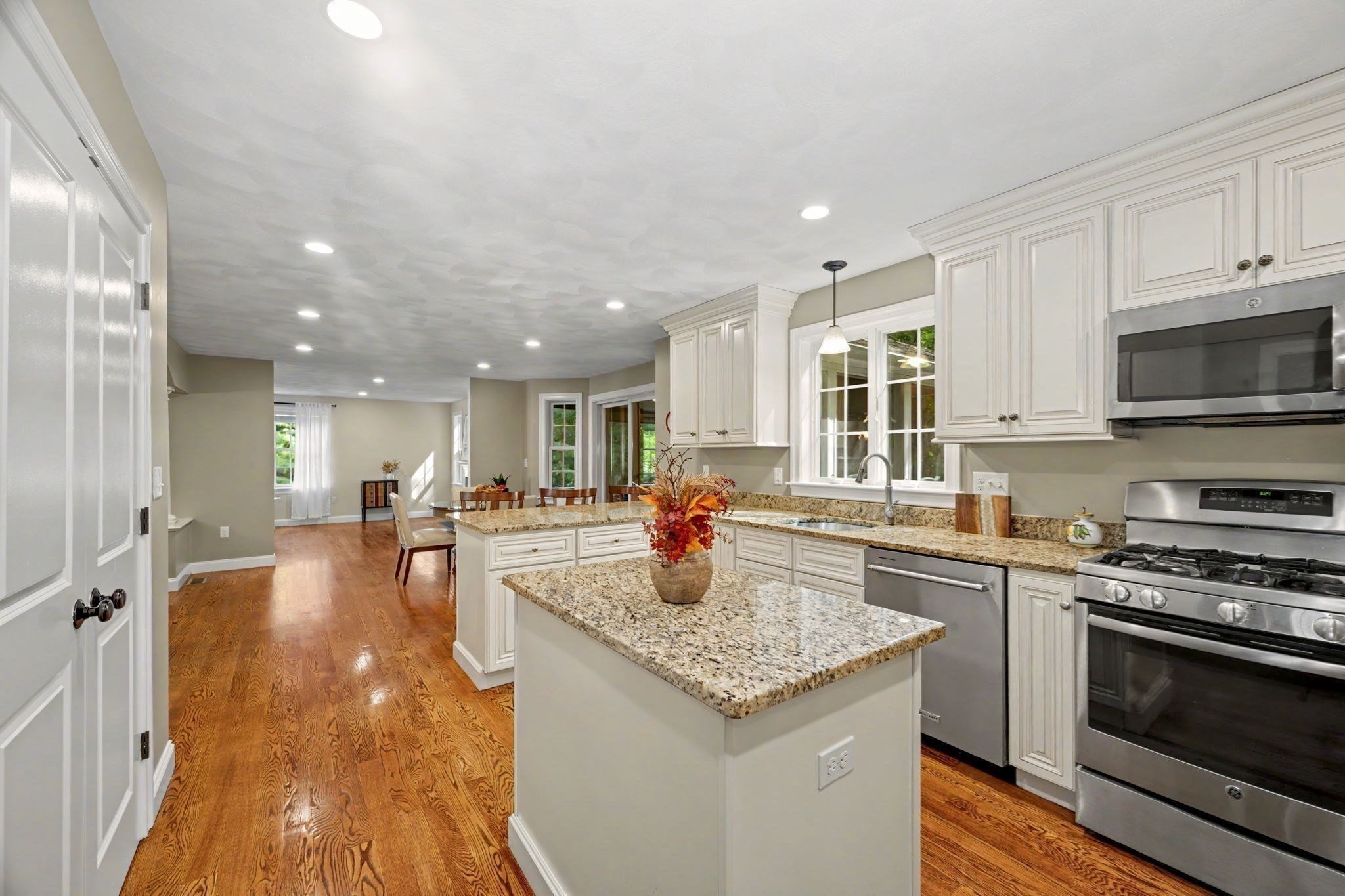 44 Ashwood Ave Property Photo 4