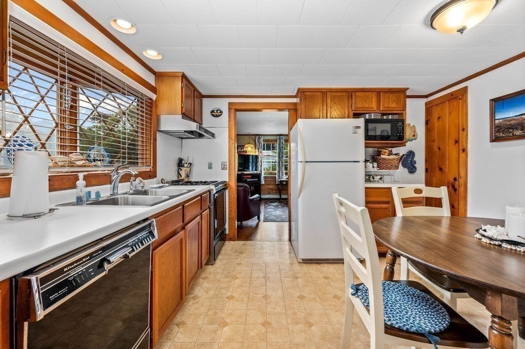 16 Lawrence Rd Property Photo 15