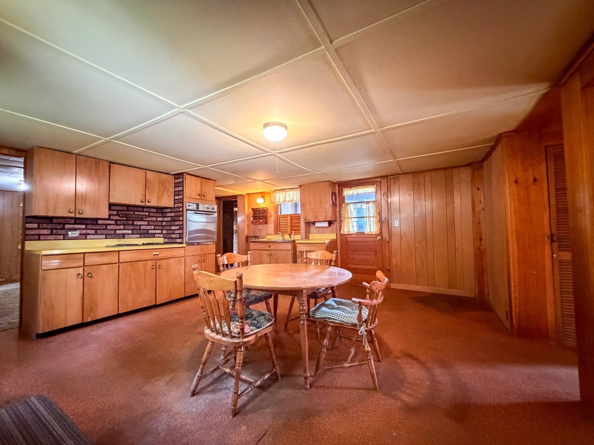 1386 Pleasant St Property Photo 4