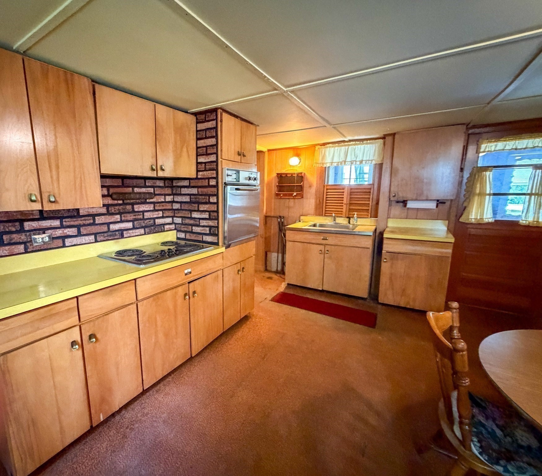 1386 Pleasant St Property Photo 5