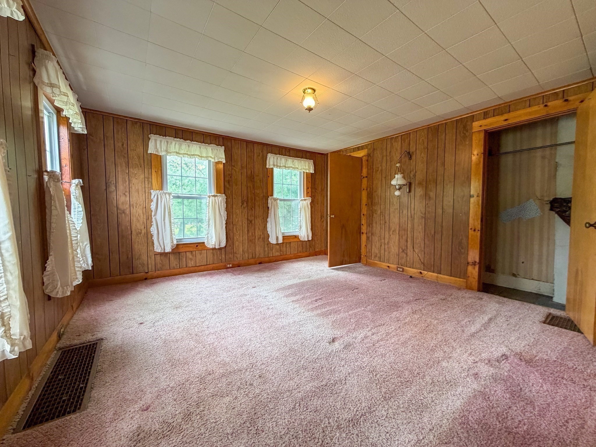 1386 Pleasant St Property Photo 9