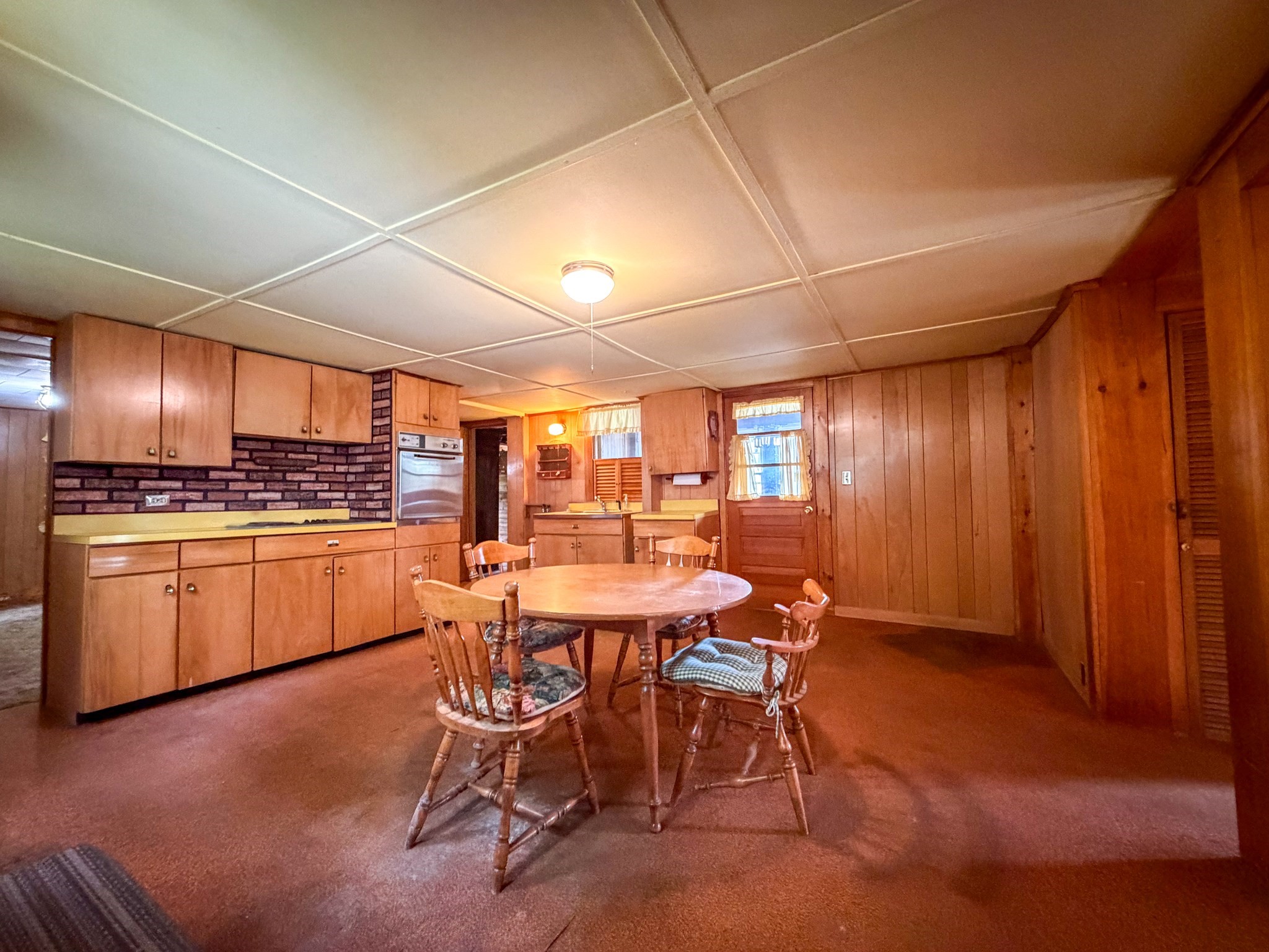 1386 Pleasant St Property Photo 3