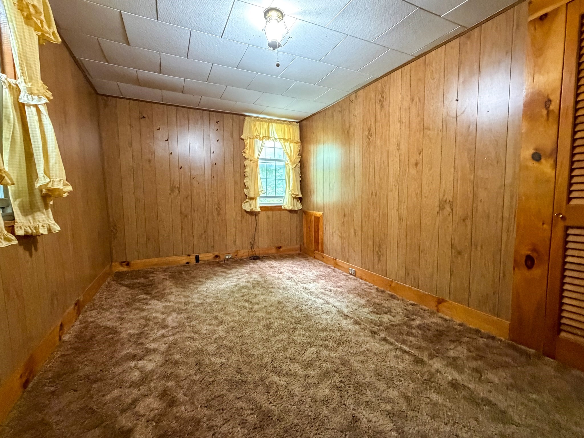1386 Pleasant St Property Photo 5
