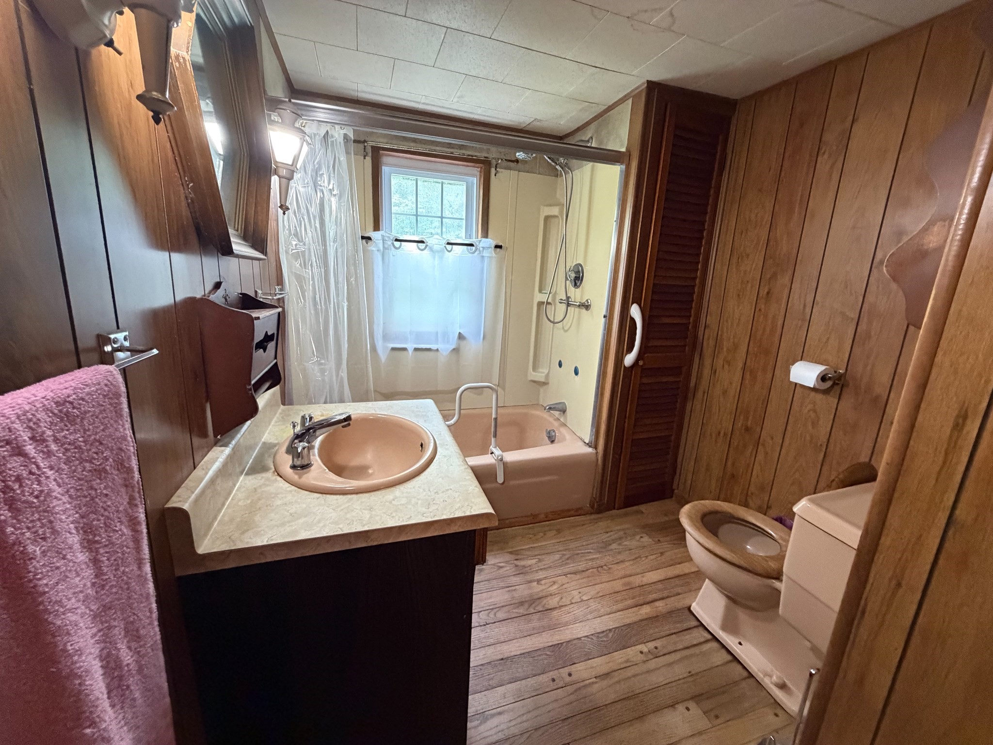 1386 Pleasant St Property Photo 6