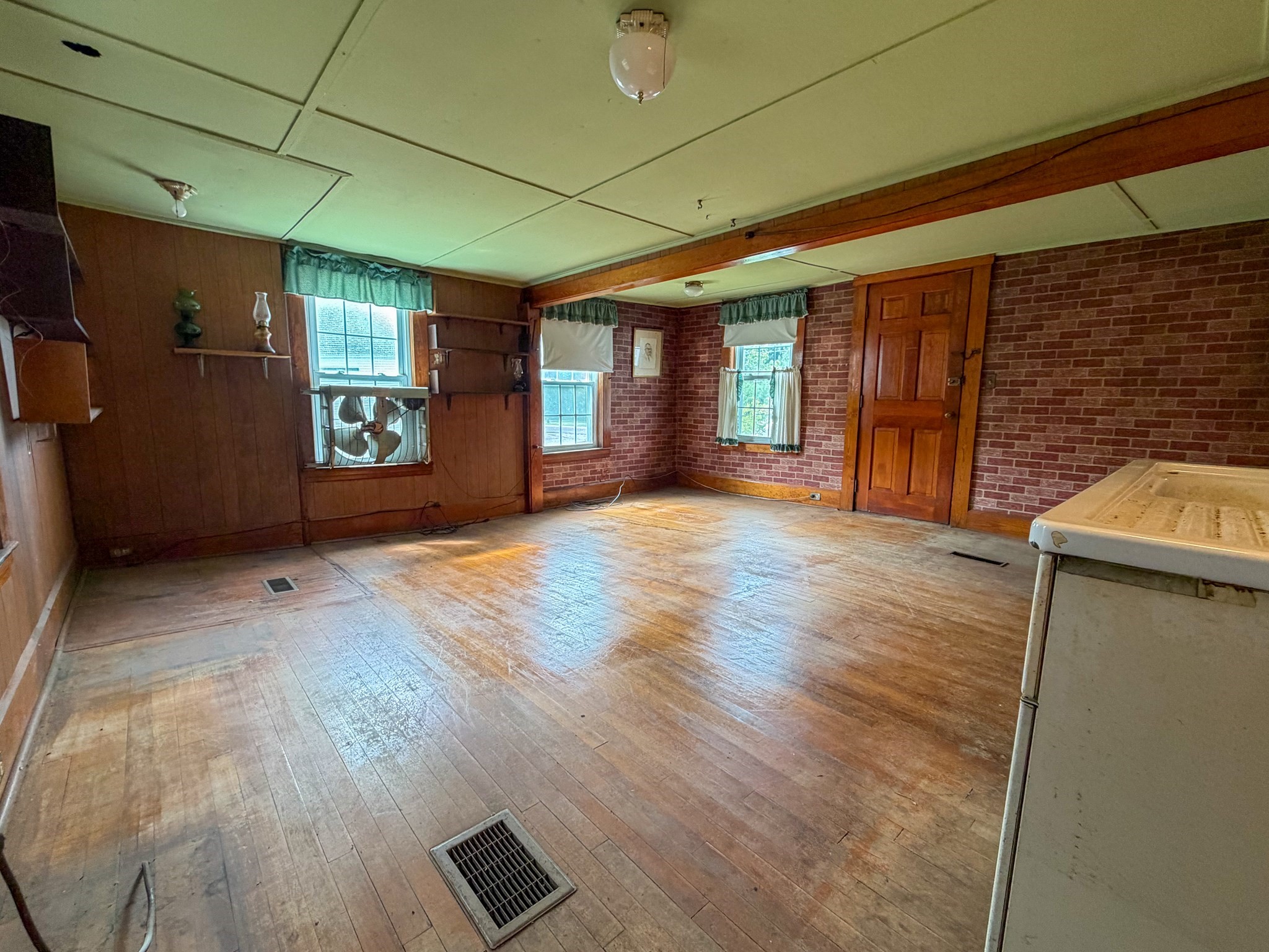 1386 Pleasant St Property Photo 11
