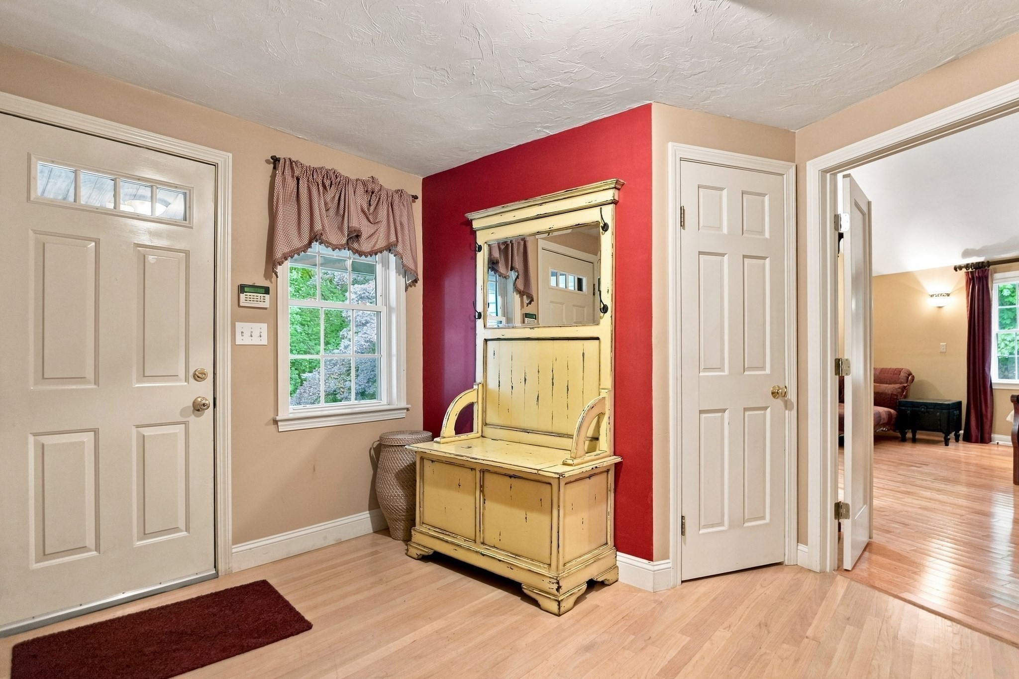 975 Hanover St Property Photo 3