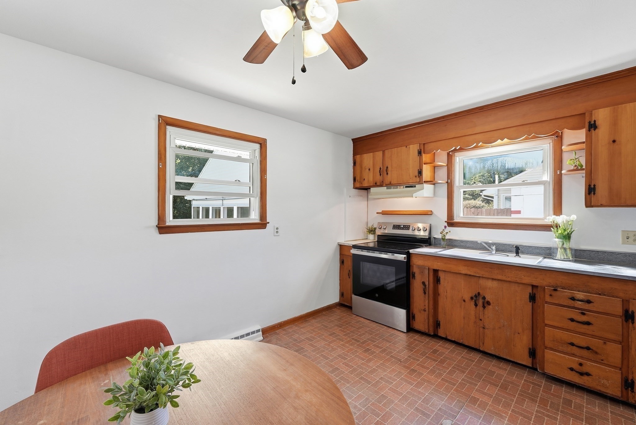 956 Ryan Rd Property Photo 4