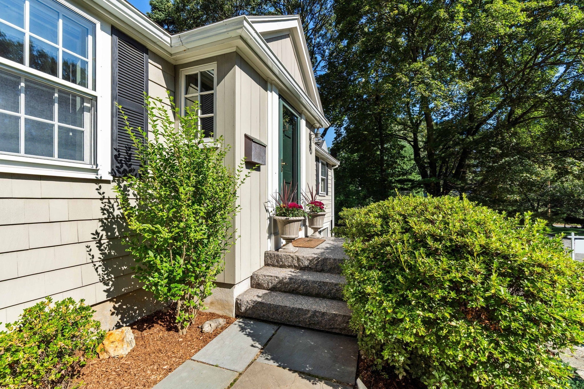 5 Willowdale Rd Property Photo 3