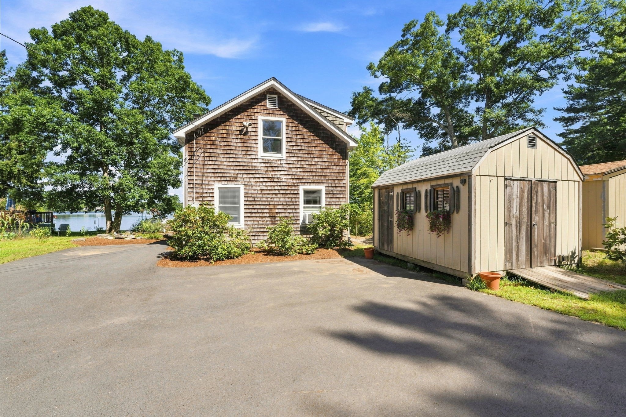 111 King Philip Rd Property Photo 4