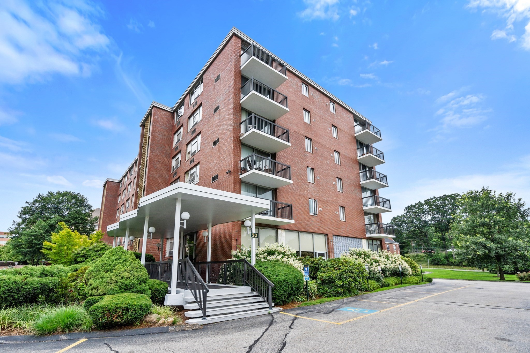 20 Hammond Pond Pkwy # 504 Property Photo 21