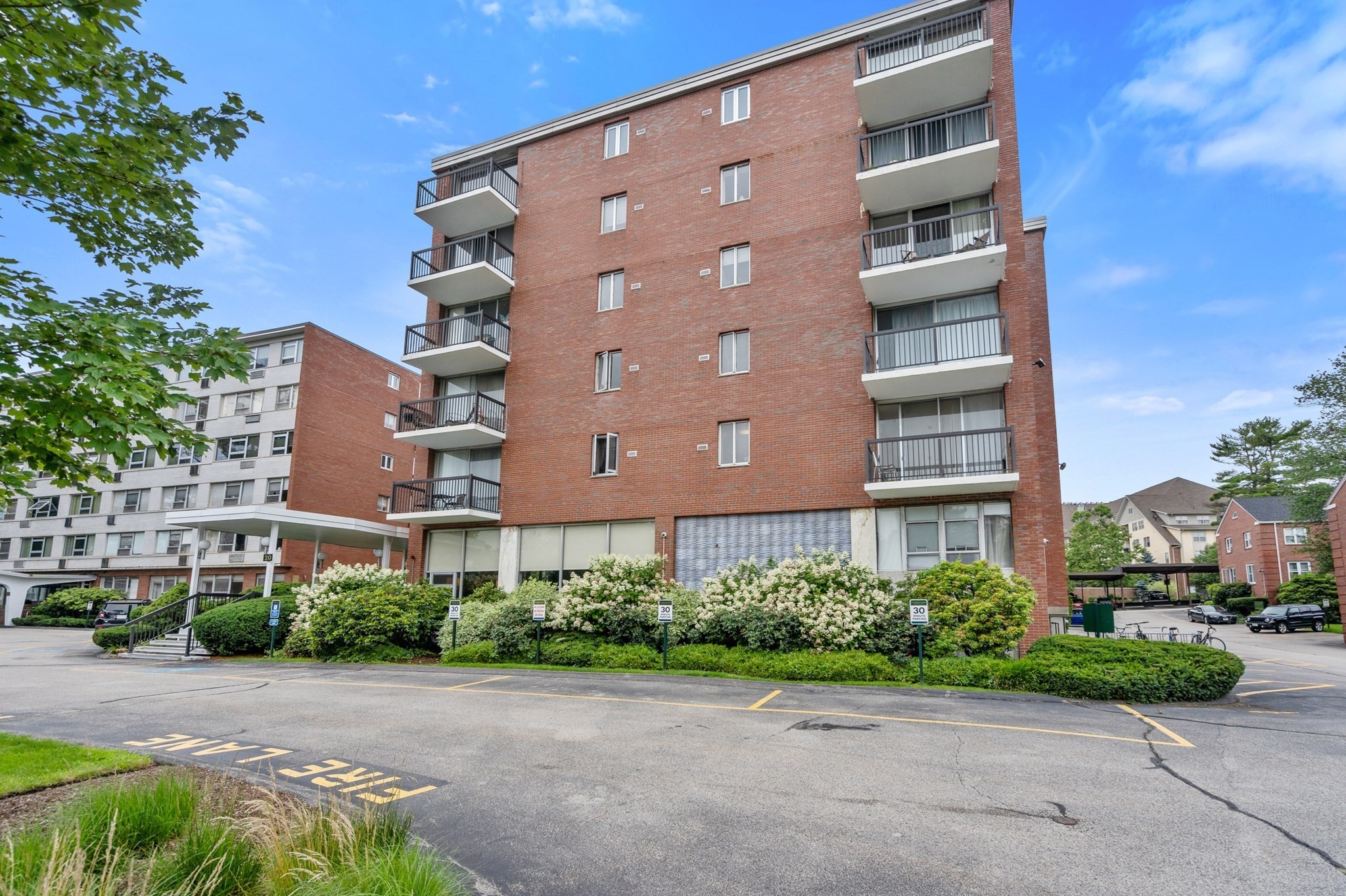 20 Hammond Pond Pkwy # 504 Property Photo 23