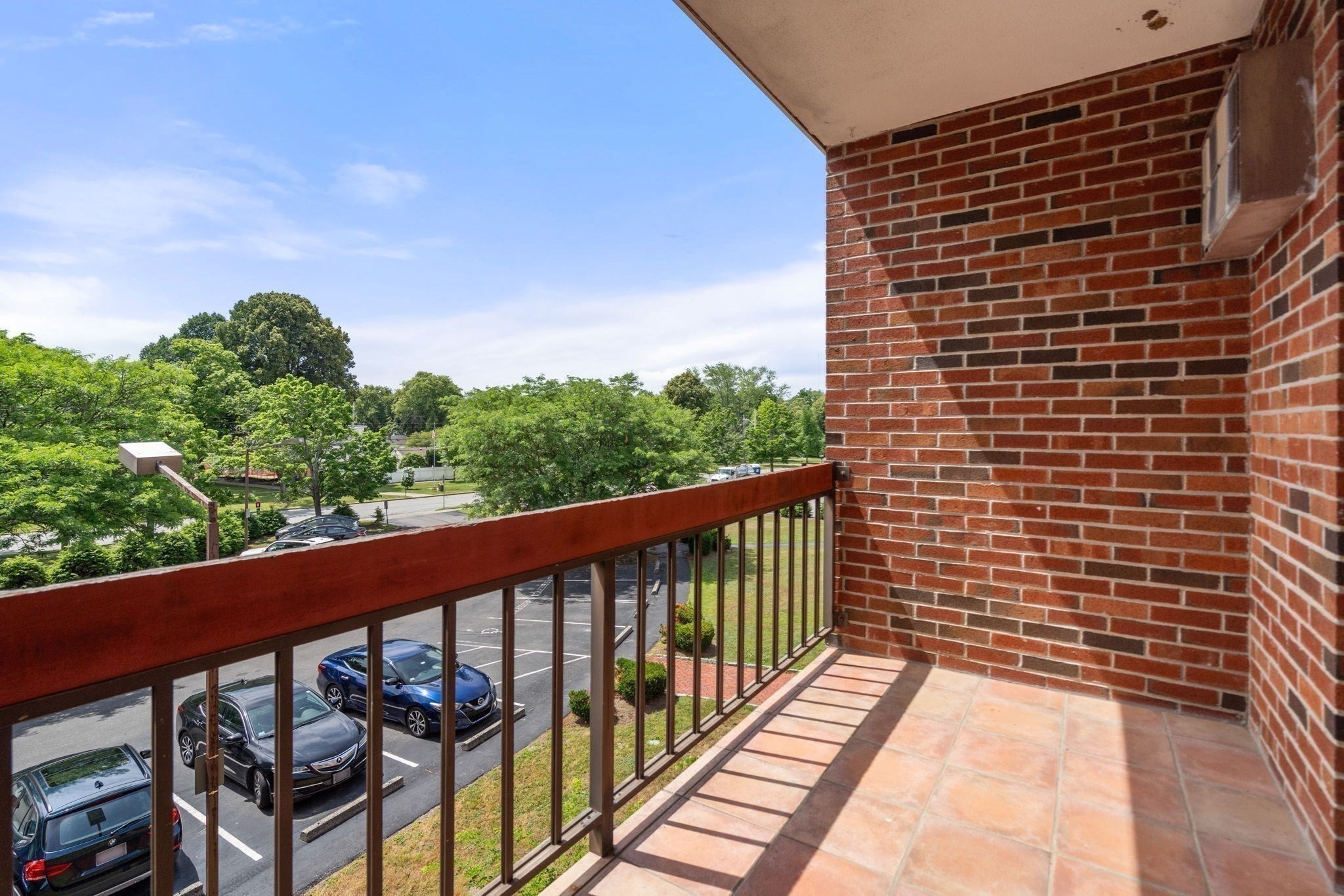 655 Saw Mill Brook Parkway # 20 Property Photo 12