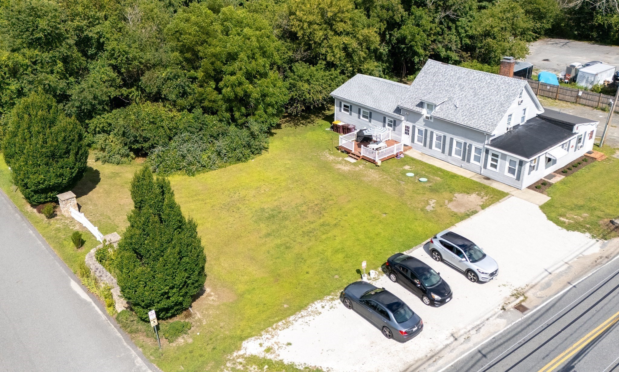 595 Main St Property Photo 4