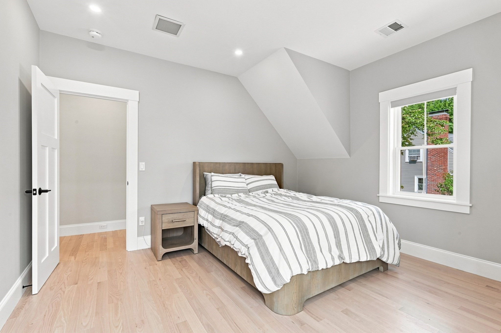 20 Florence St # A Property Photo 12