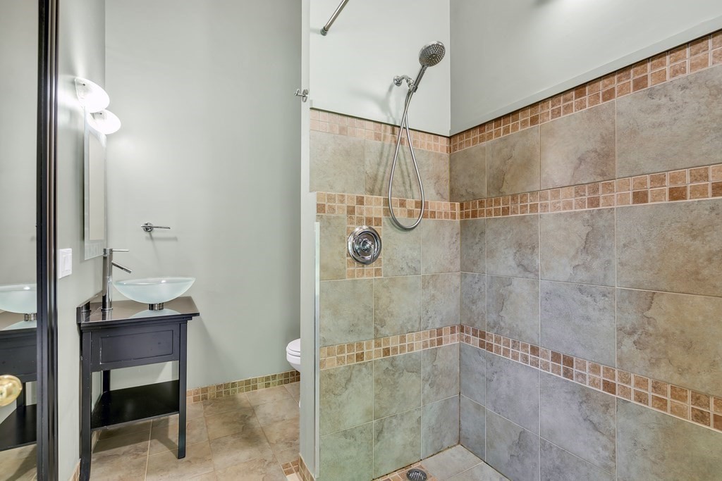 921 Main Street Property Photo 17