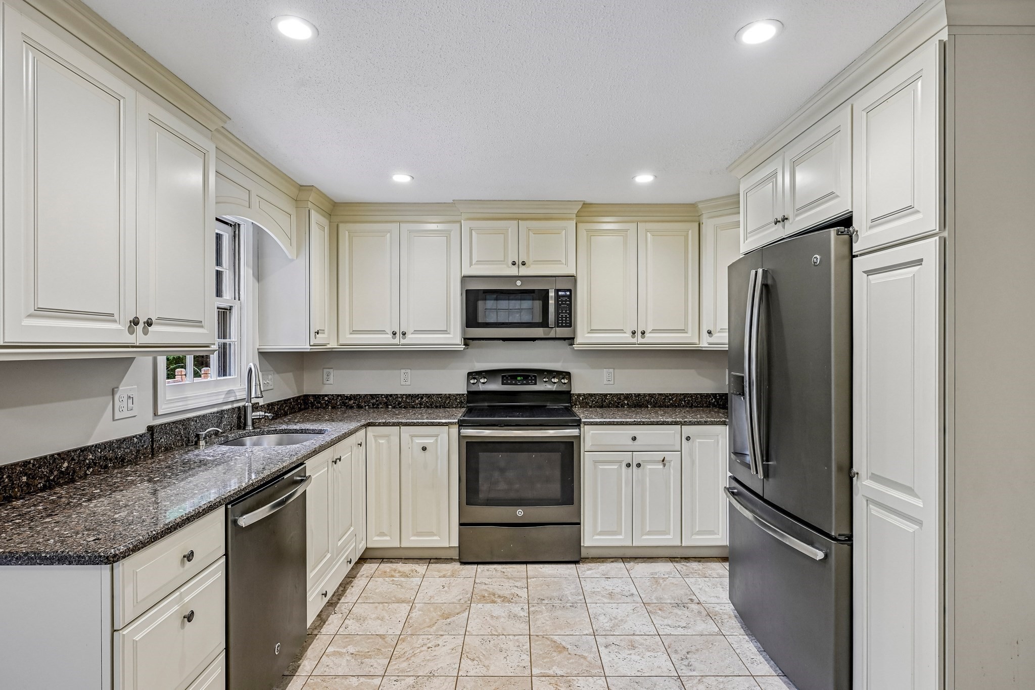 35 Davidson Ave Property Photo 5