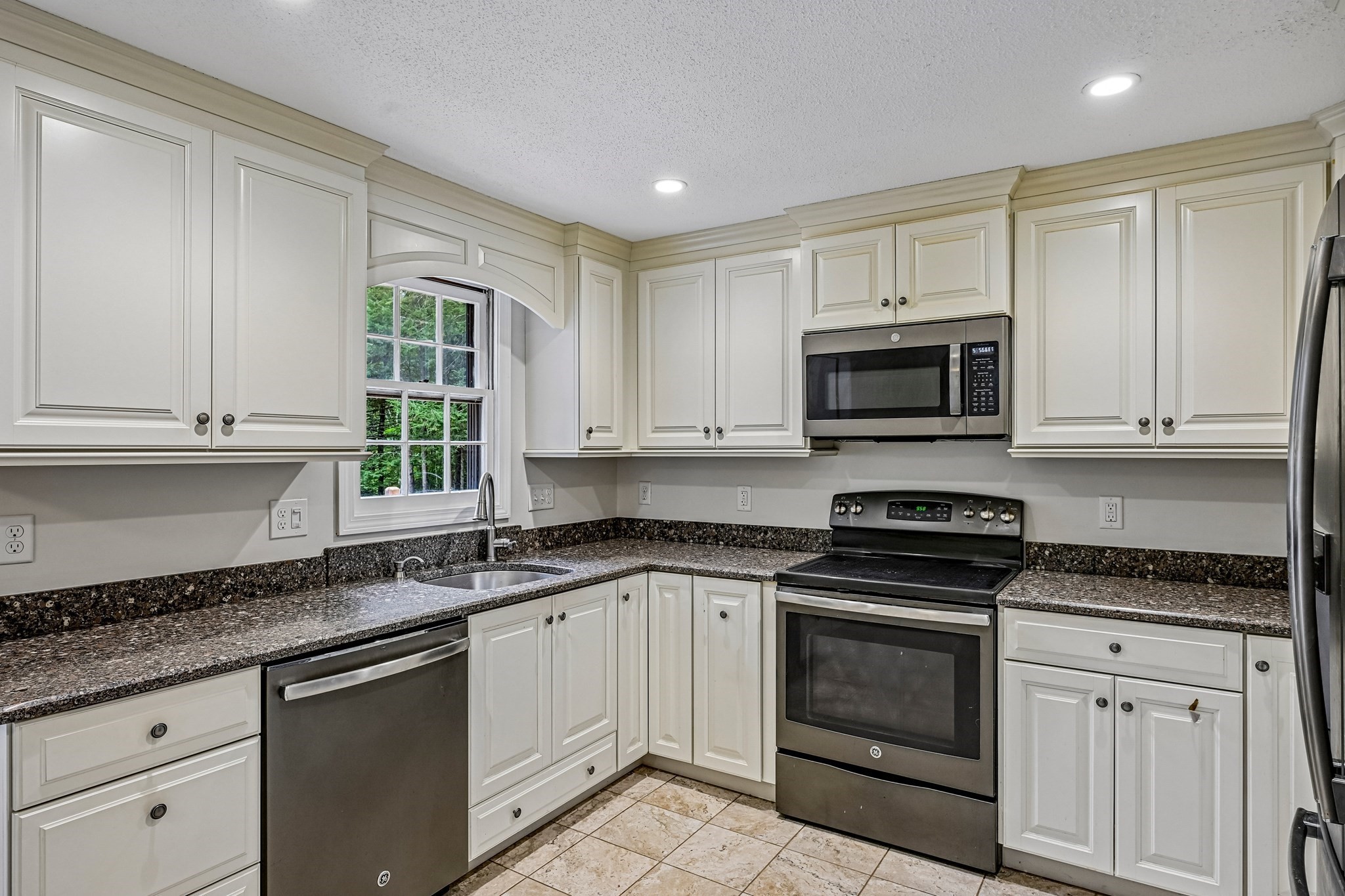 35 Davidson Ave Property Photo 6
