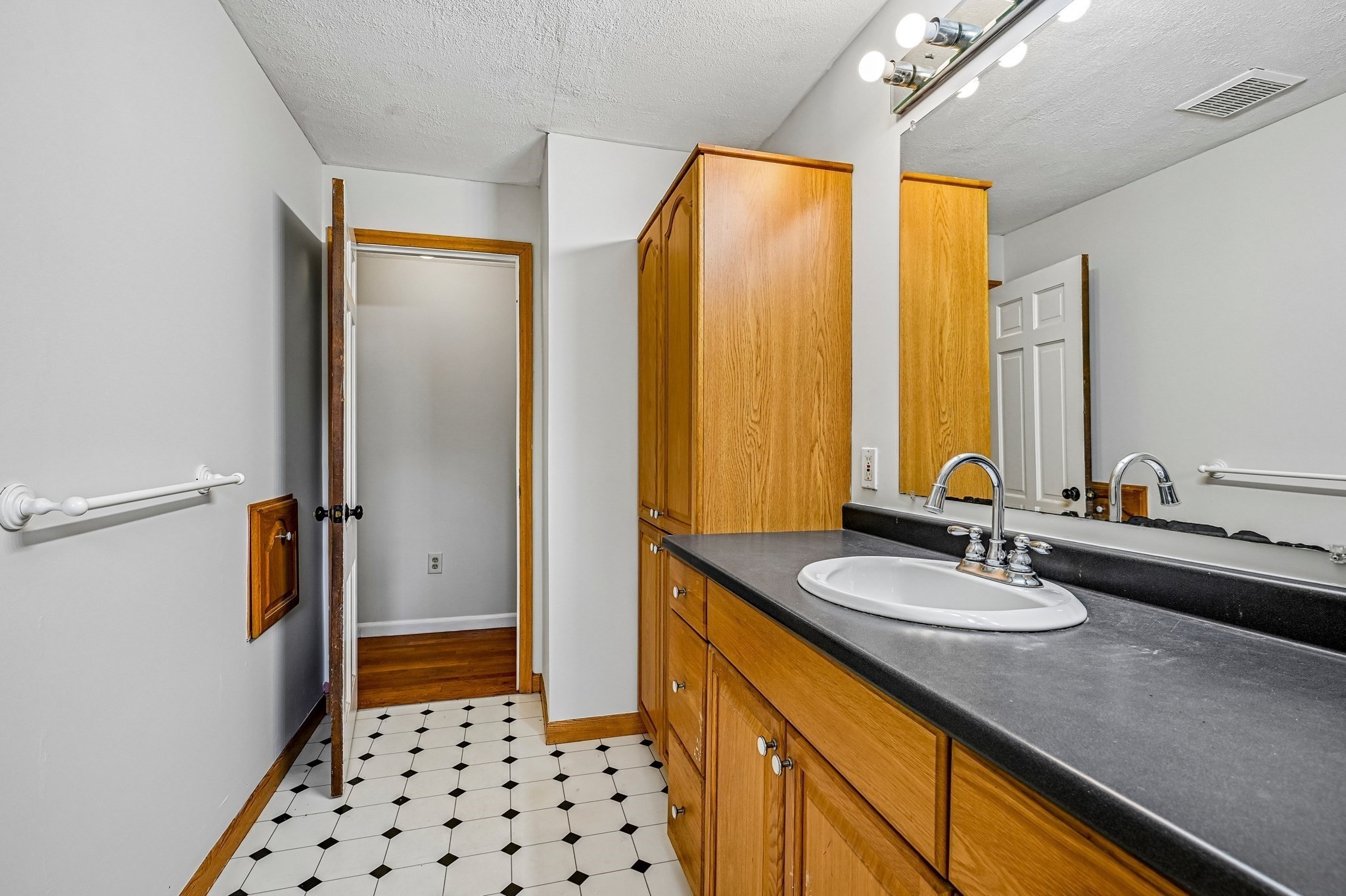 35 Davidson Ave Property Photo 16
