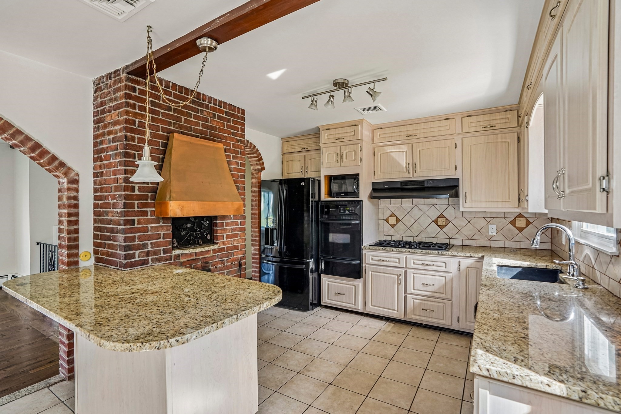 56 Cushing St Property Photo 3