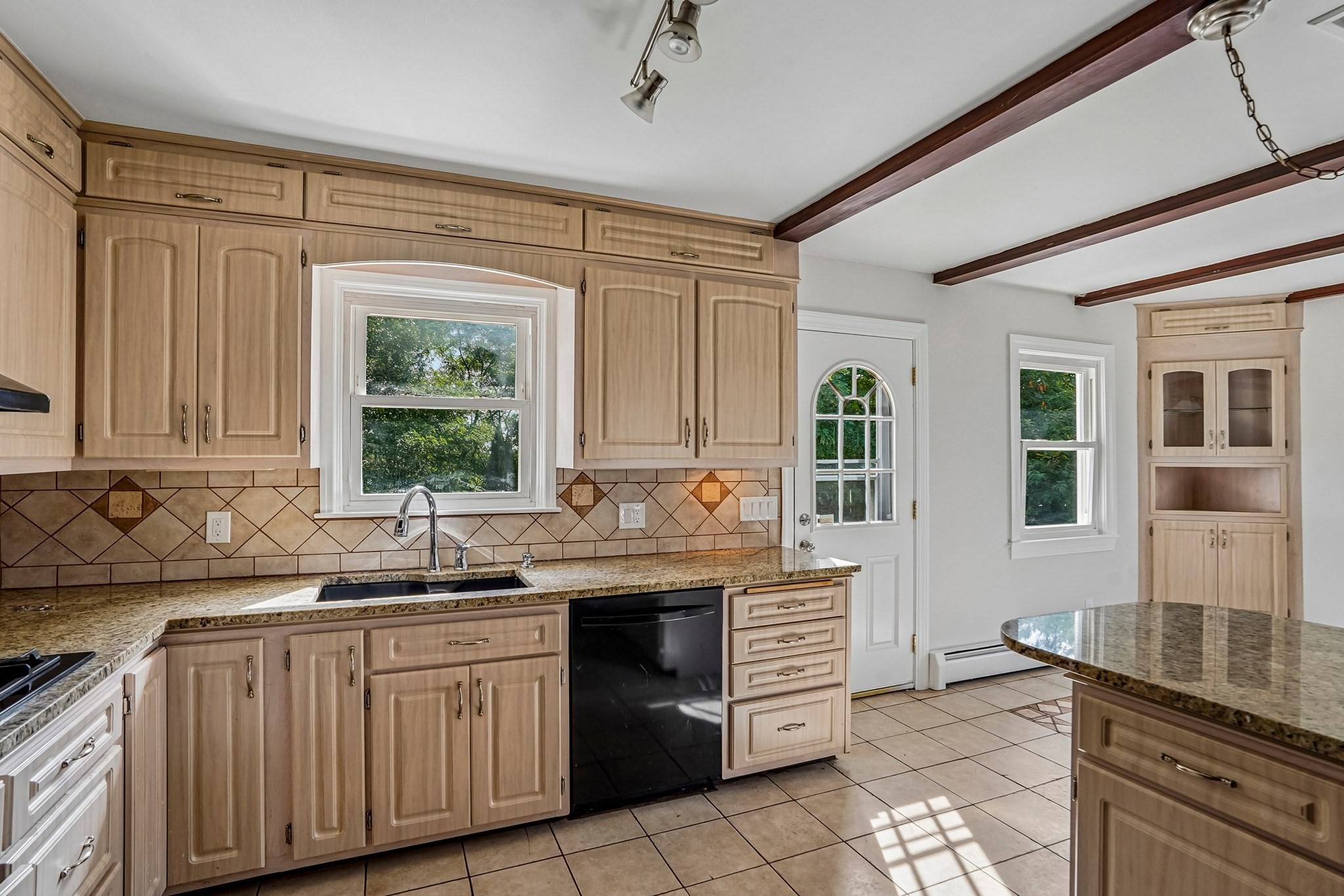 56 Cushing St Property Photo 4