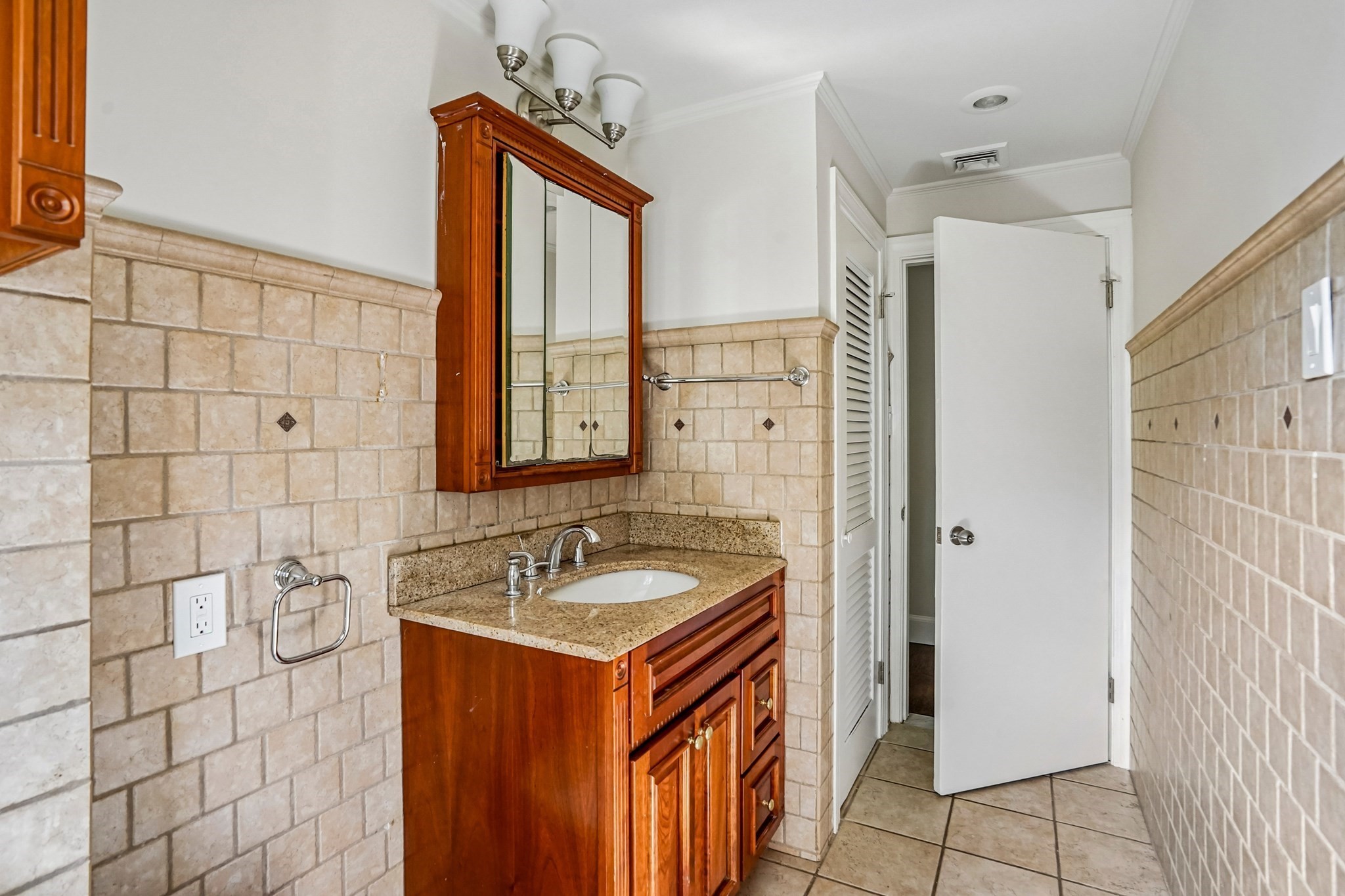 56 Cushing St Property Photo 13
