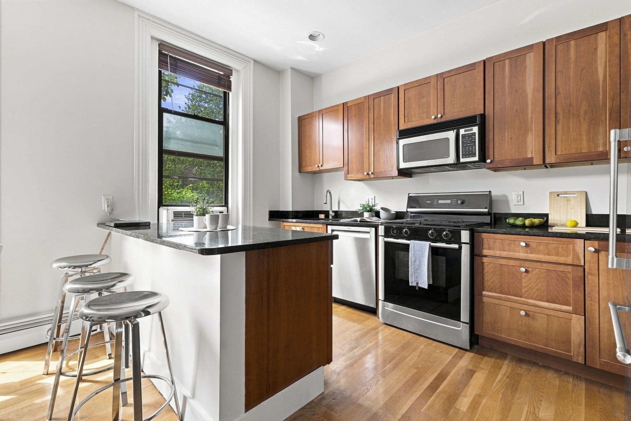 32 Yarmouth Street # B Property Photo 8
