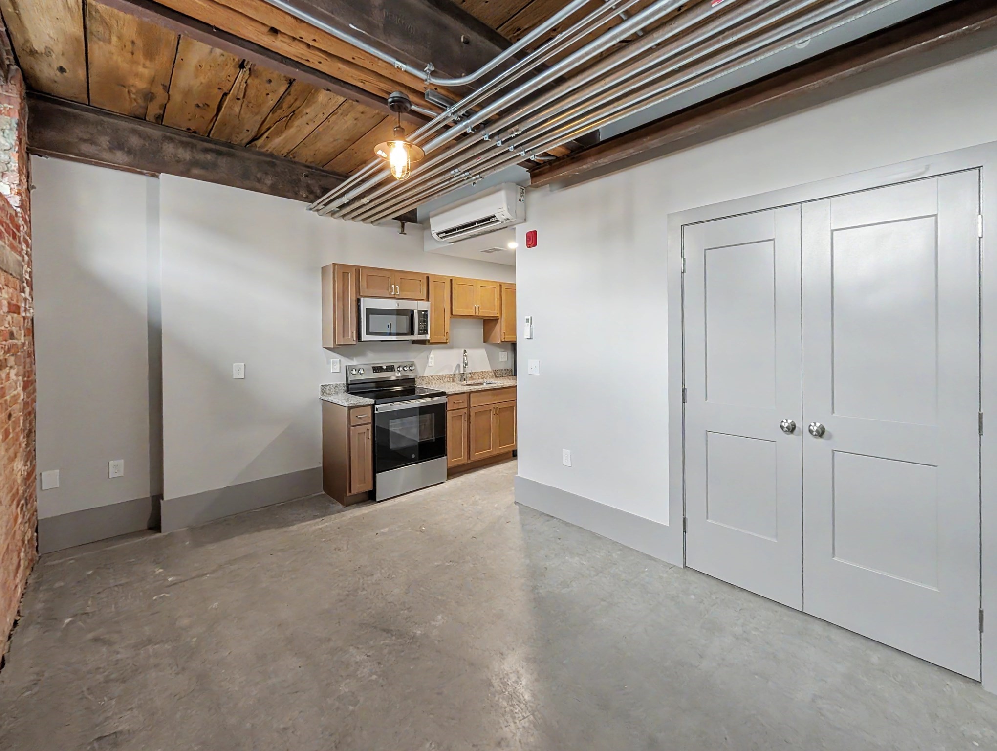 90 Grove St Property Photo 2