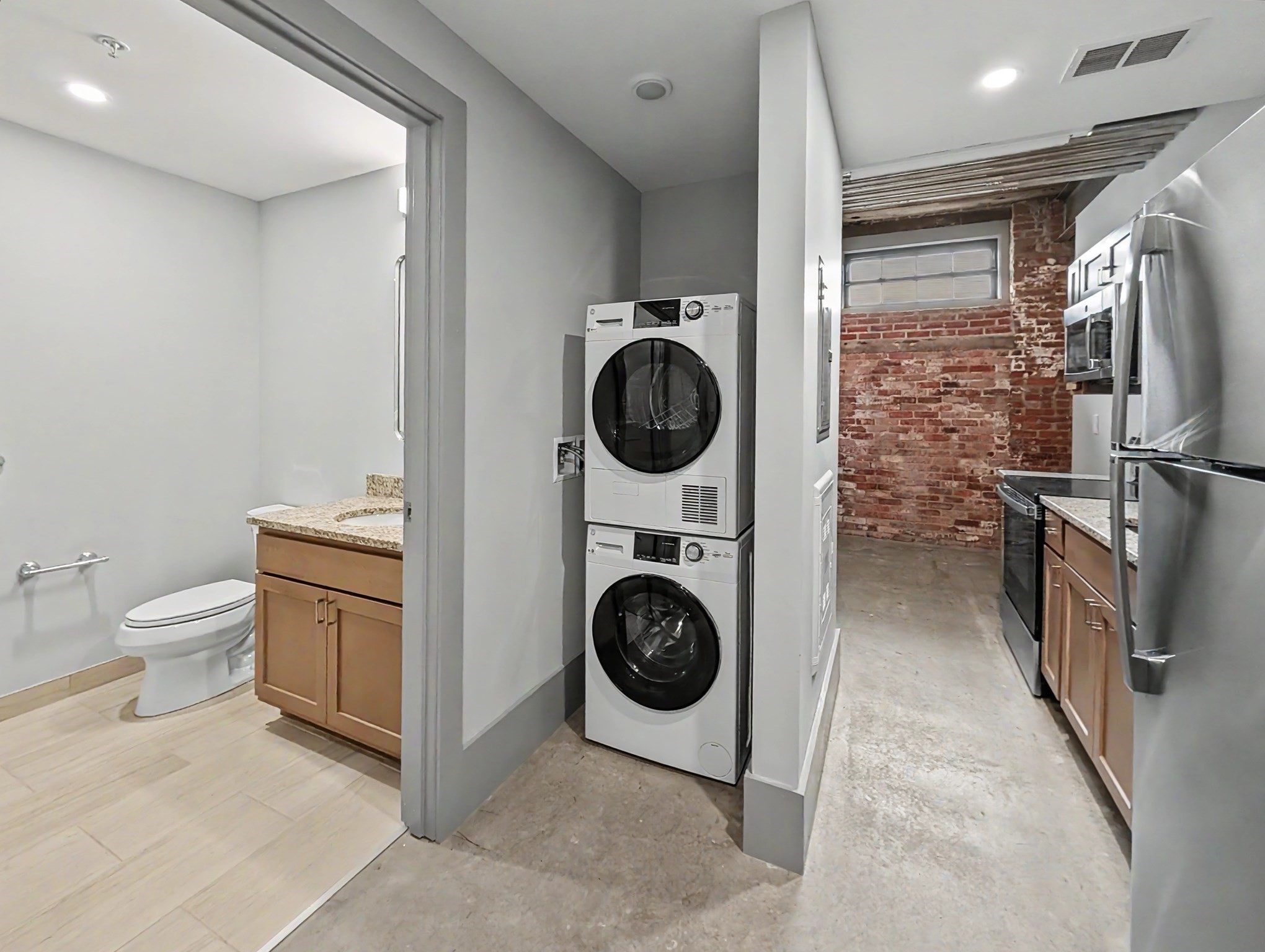 90 Grove St Property Photo 4
